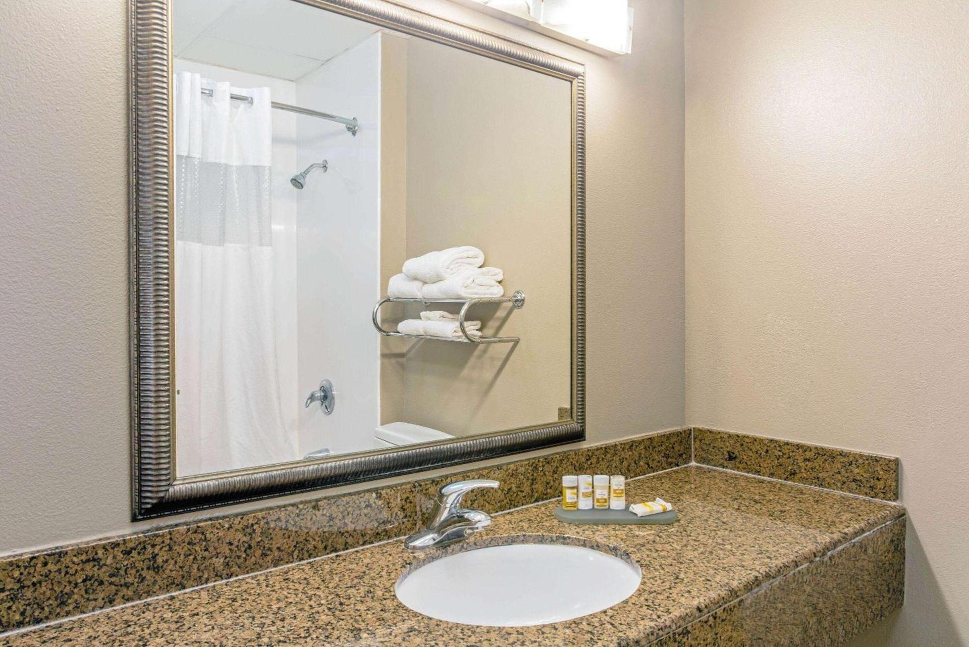La Quinta by Wyndham Biloxi photo 24