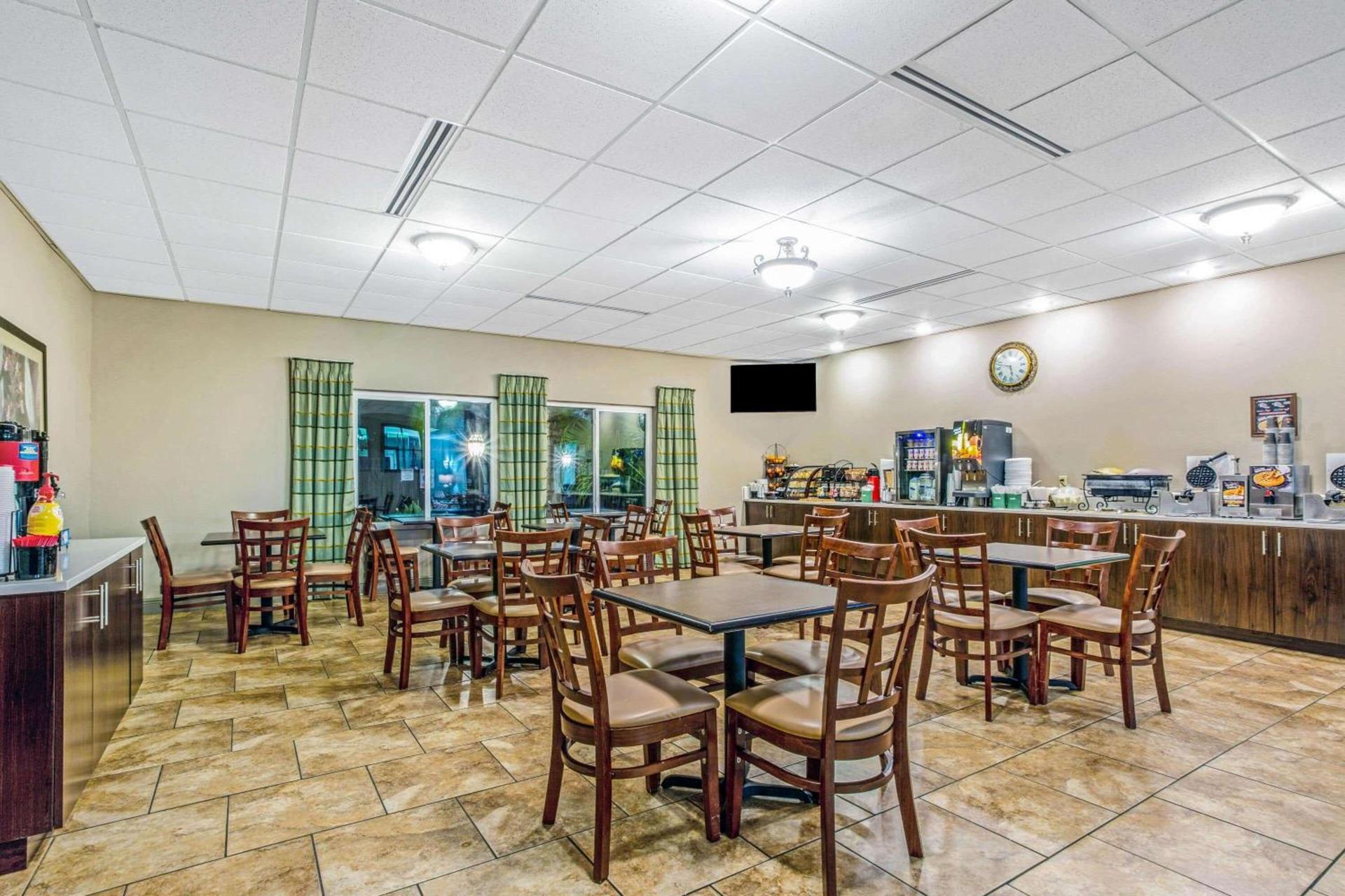 La Quinta by Wyndham Biloxi photo 35