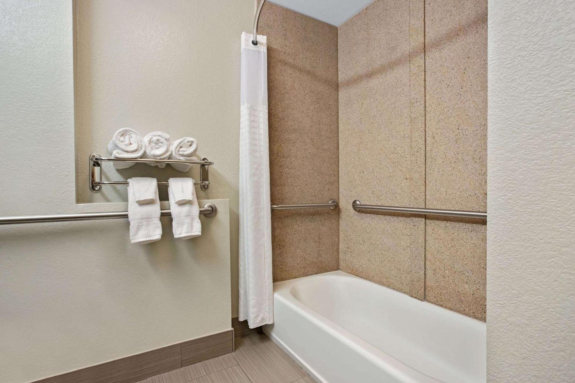 La Quinta by Wyndham Palestine photo 15