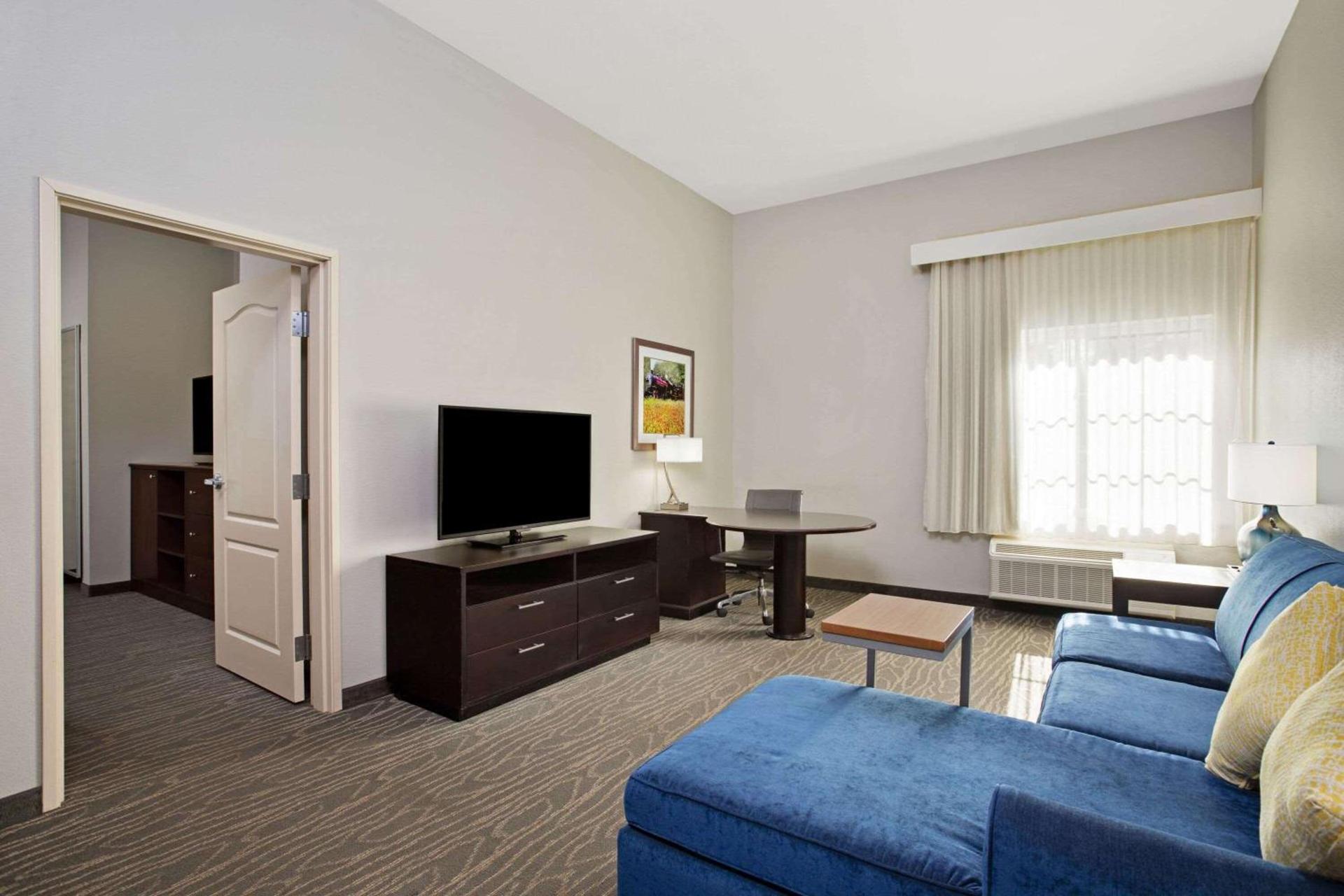 La Quinta by Wyndham Palestine photo 25