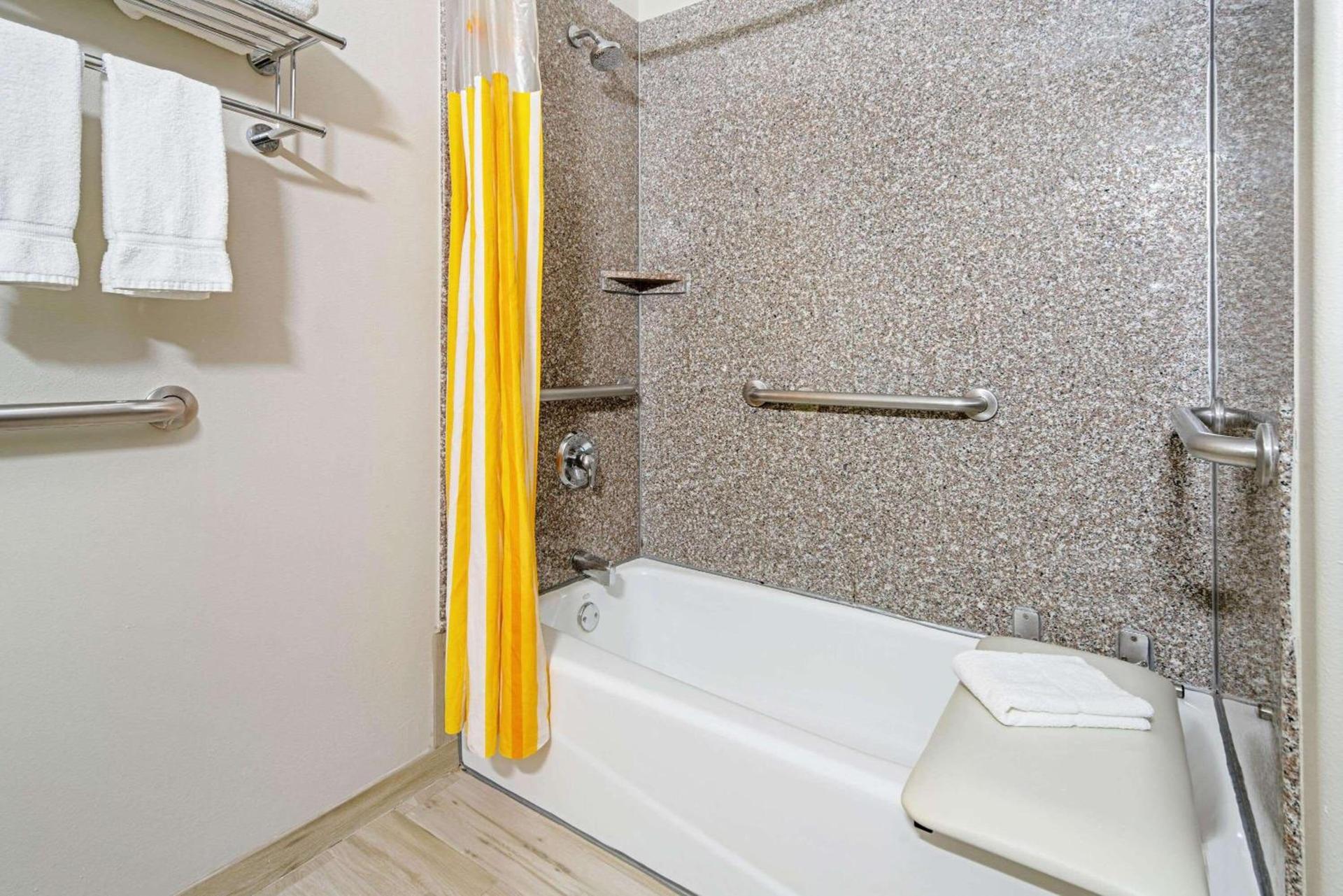 La Quinta Inn & Suites by Wyndham Mercedes Outlet Mall photo 20
