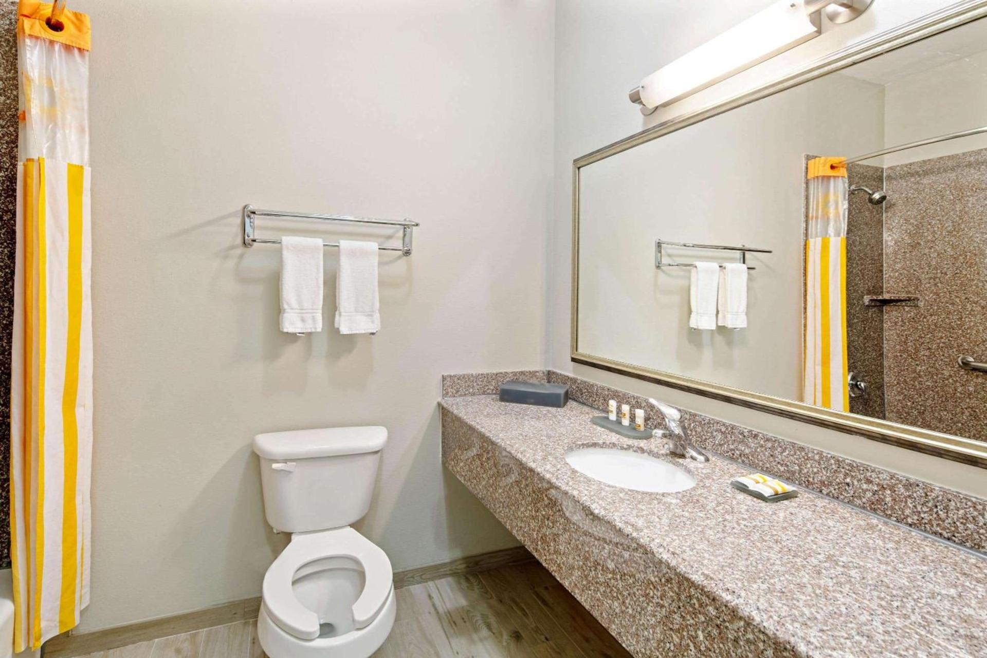 La Quinta Inn & Suites by Wyndham Mercedes Outlet Mall photo 23