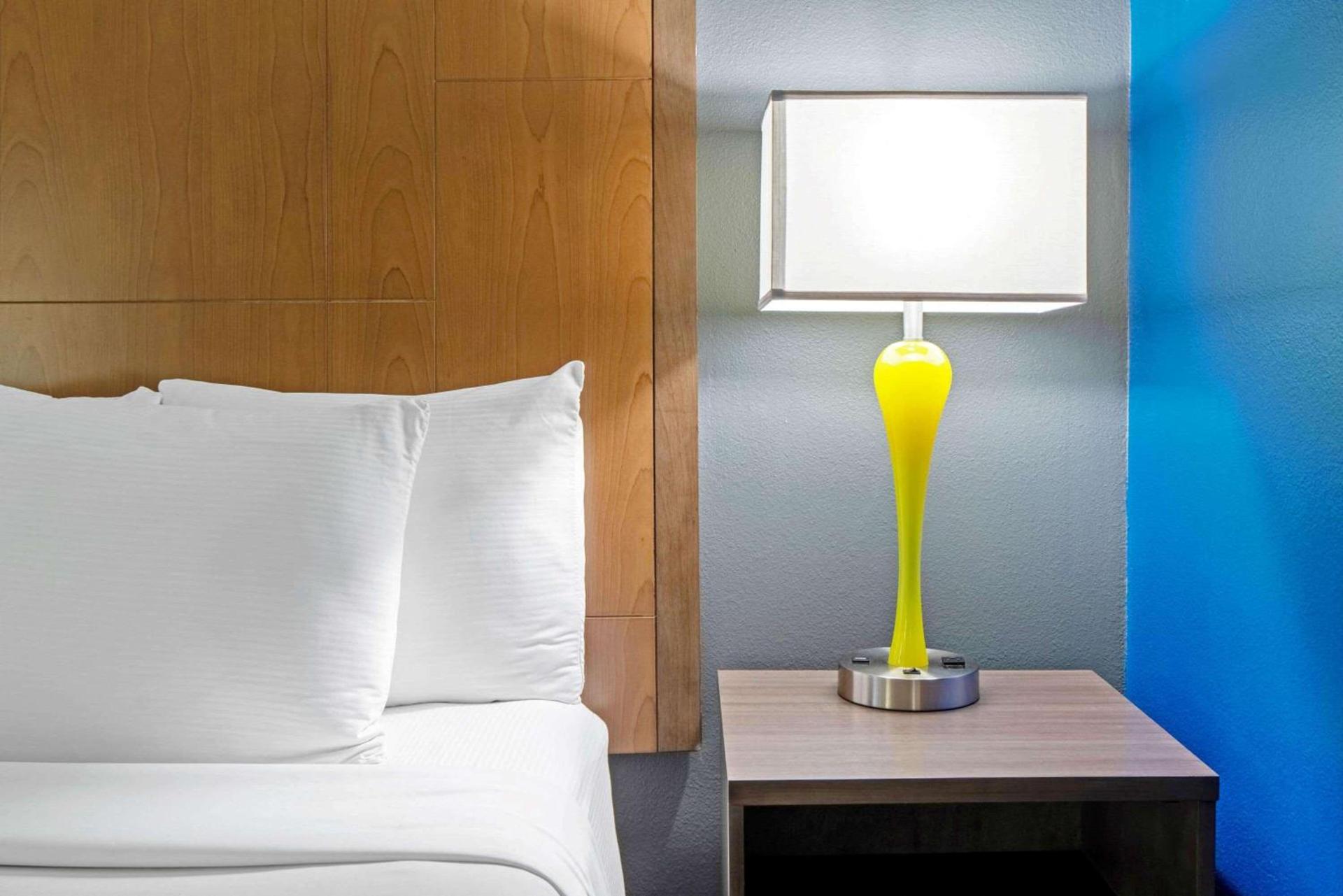 La Quinta Inn & Suites by Wyndham Mercedes Outlet Mall photo 25