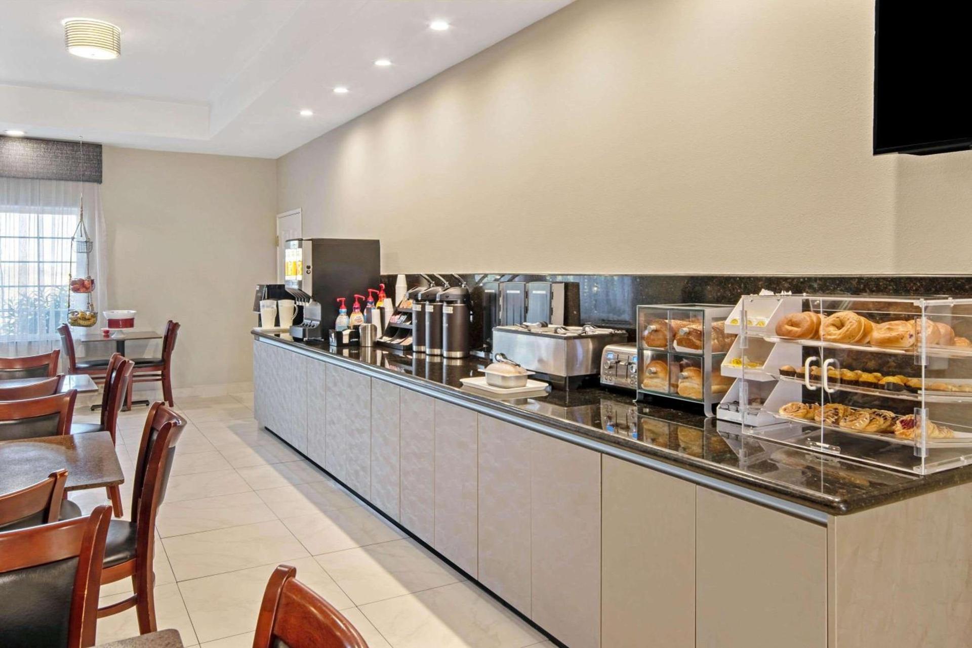La Quinta Inn & Suites by Wyndham Mercedes Outlet Mall photo 38