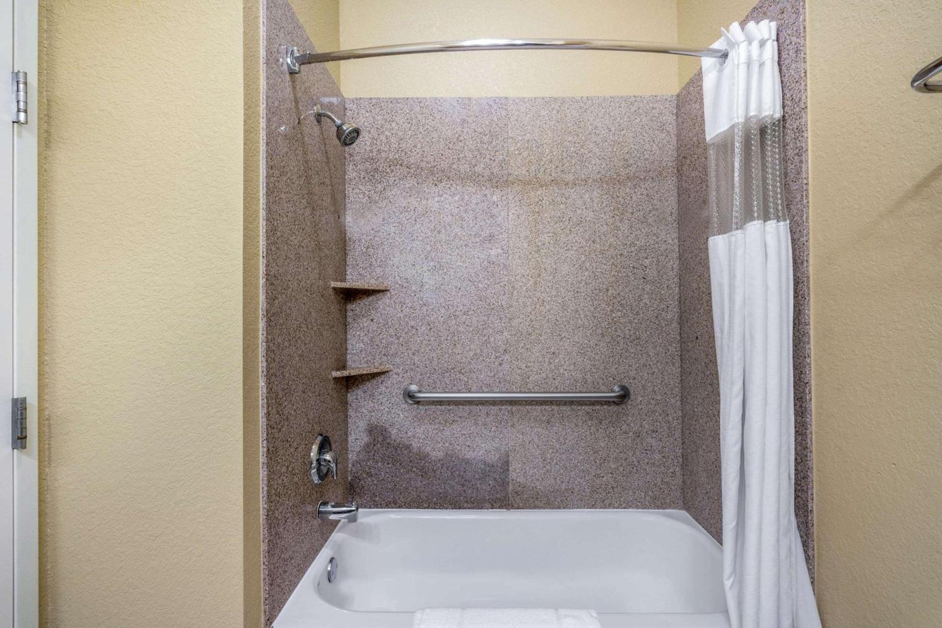 La Quinta by Wyndham Vicksburg photo 42