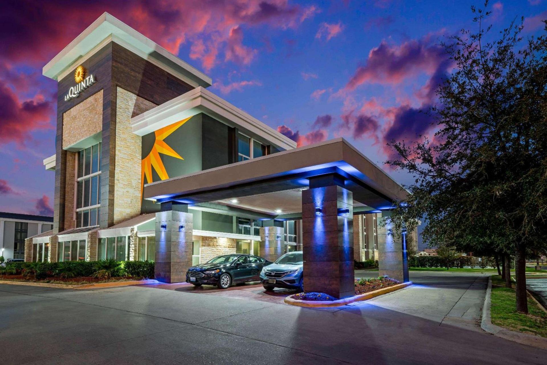 La Quinta by Wyndham Dallas I-35 Walnut Hill Ln photo 2