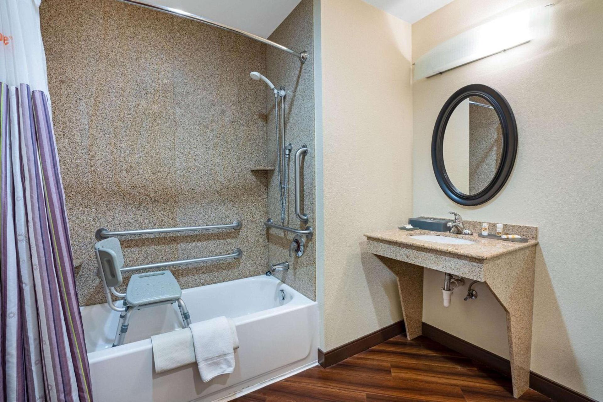 La Quinta by Wyndham Auburn photo 12