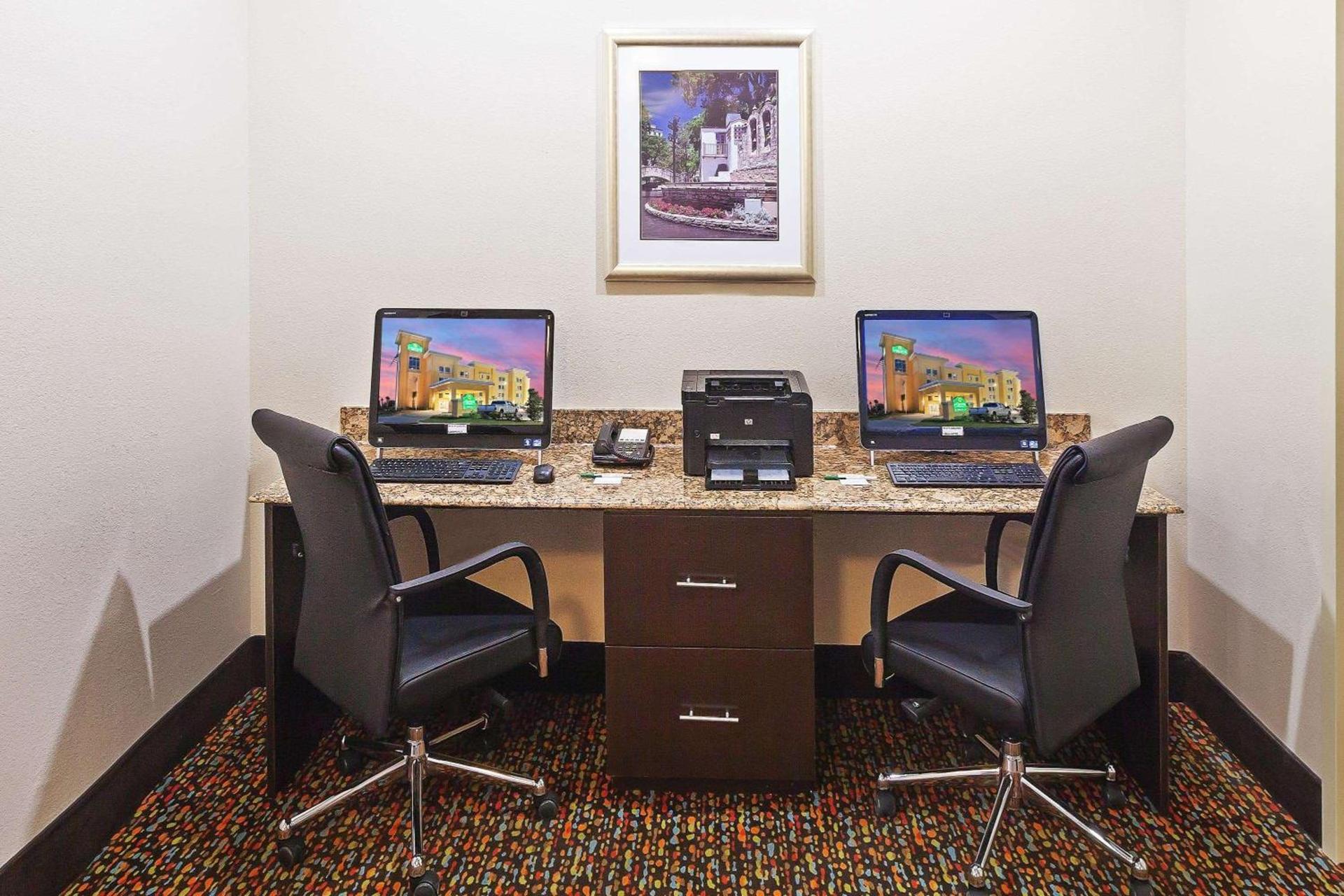 La Quinta by Wyndham Pearsall photo 32