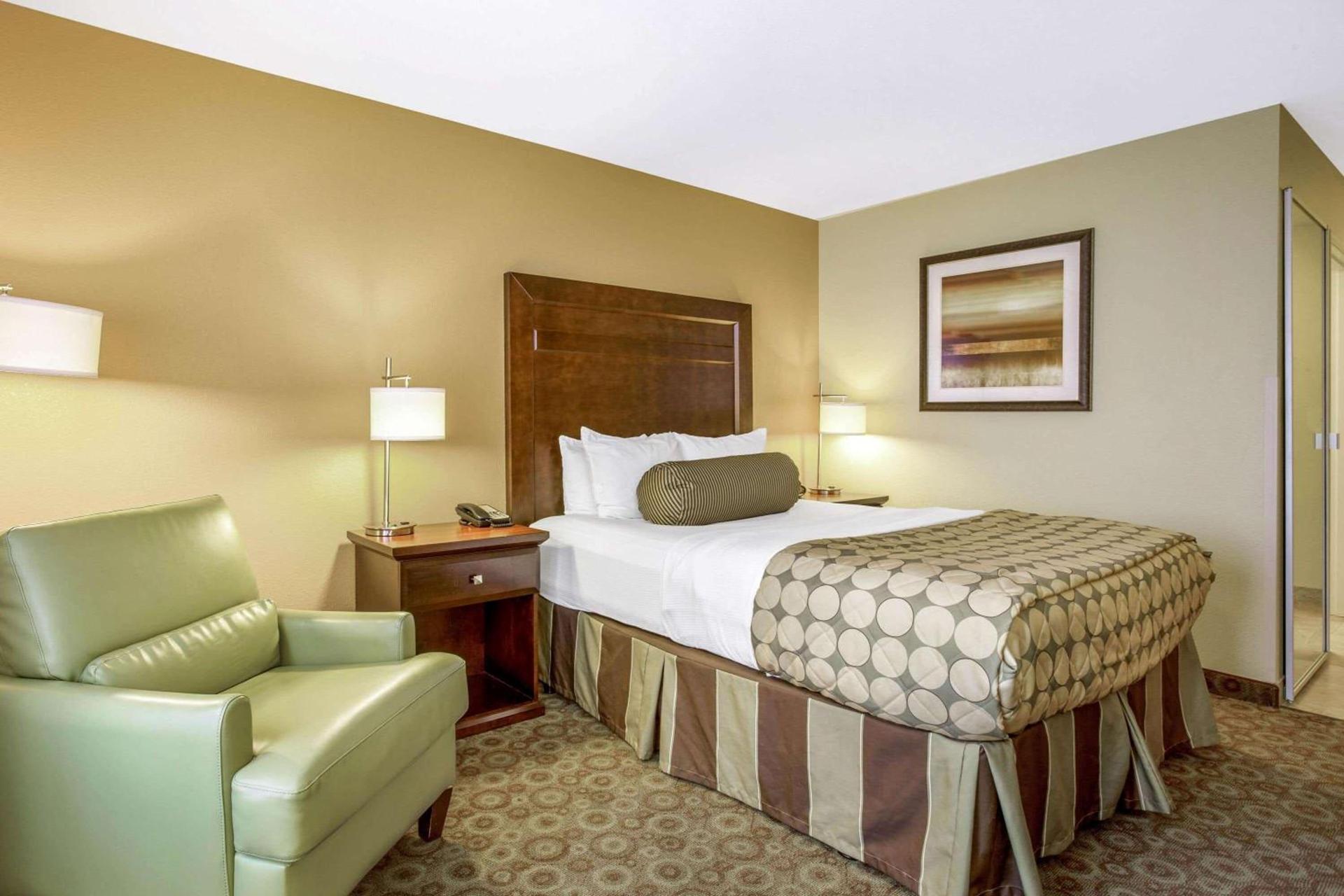 La Quinta by Wyndham Dickinson photo 13