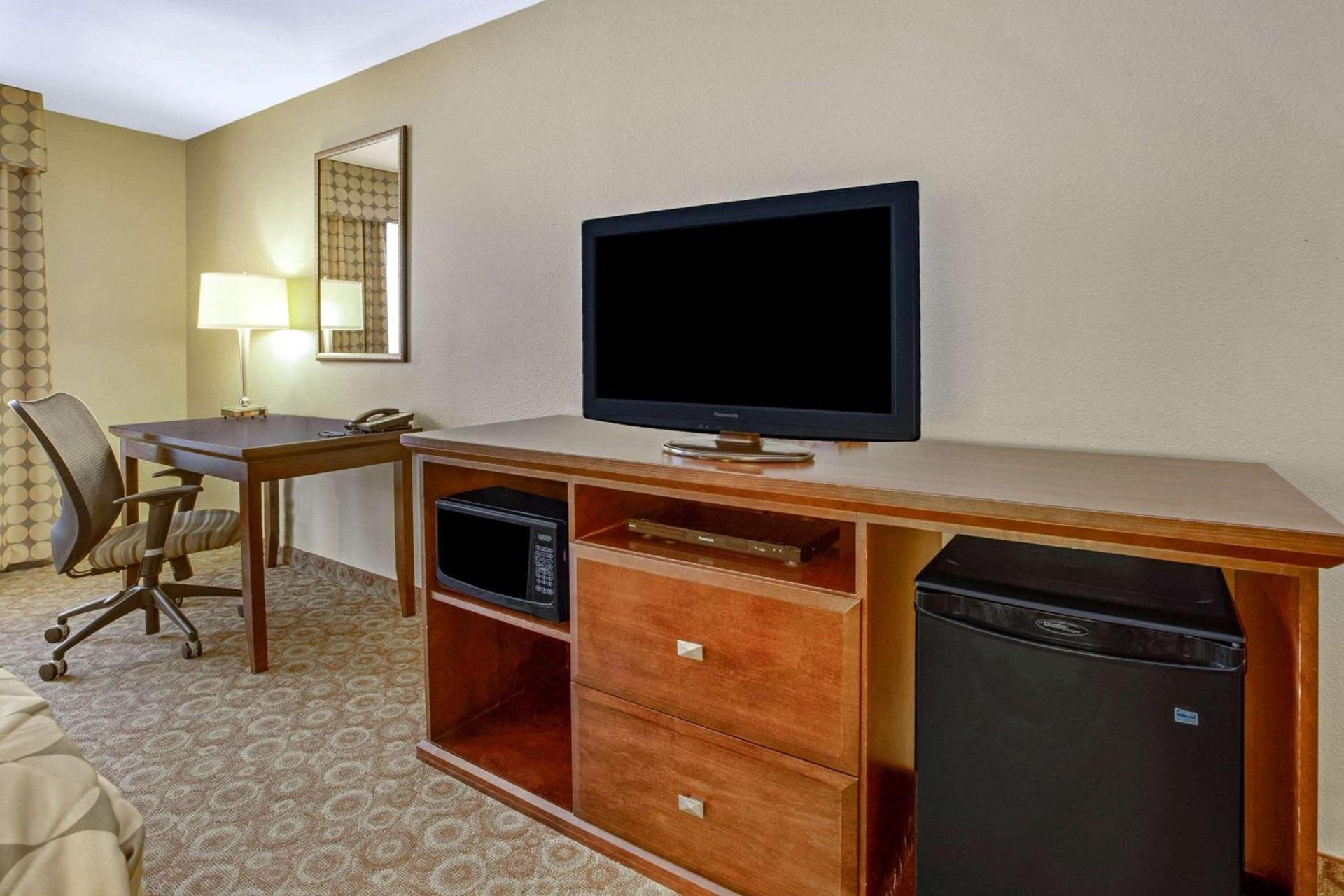 La Quinta by Wyndham Dickinson photo 16