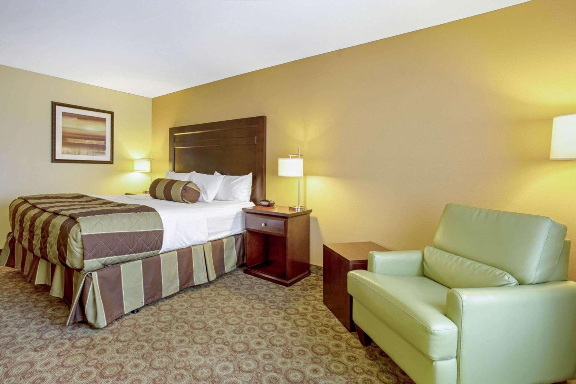 La Quinta by Wyndham Dickinson photo 17