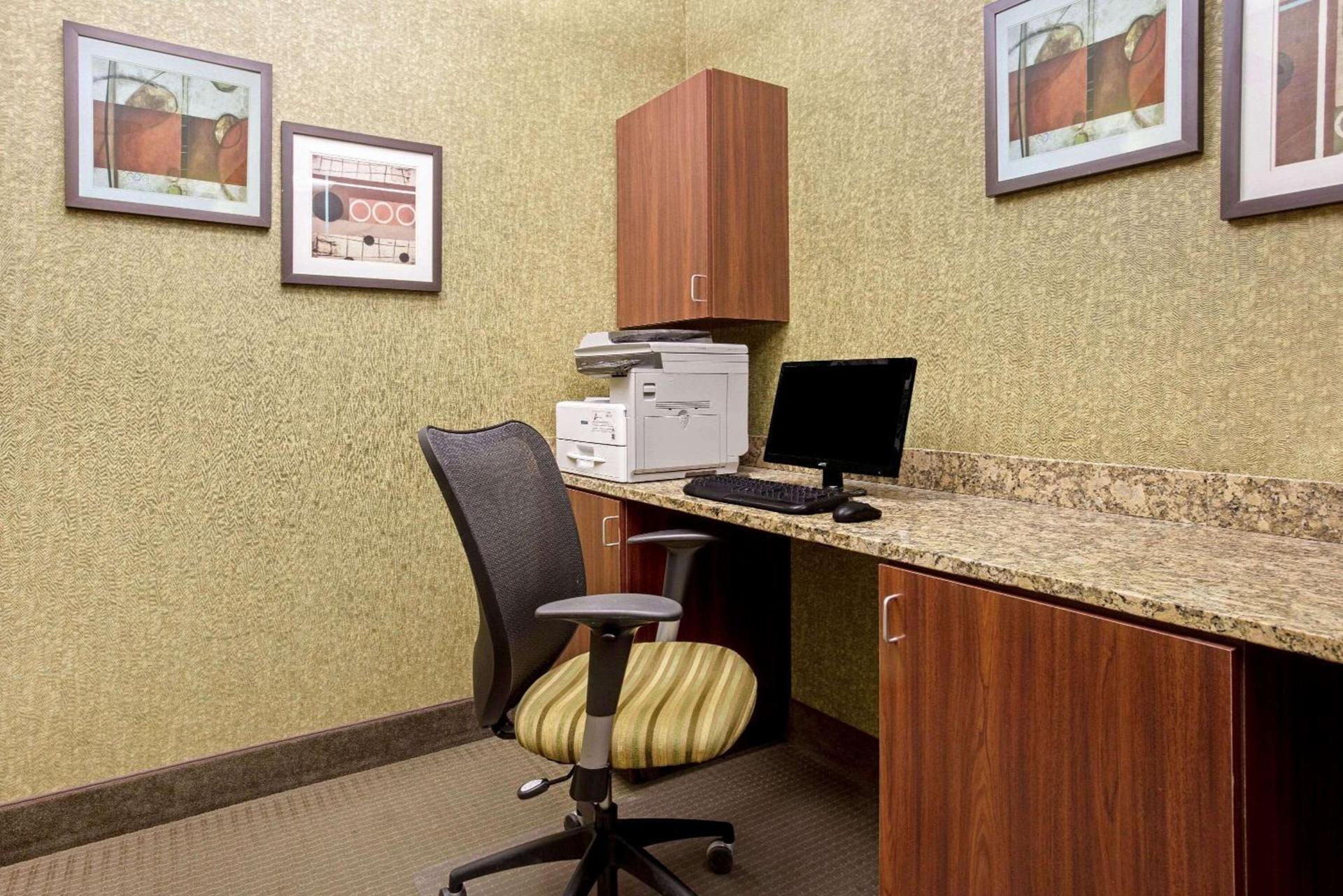 La Quinta by Wyndham Dickinson photo 32
