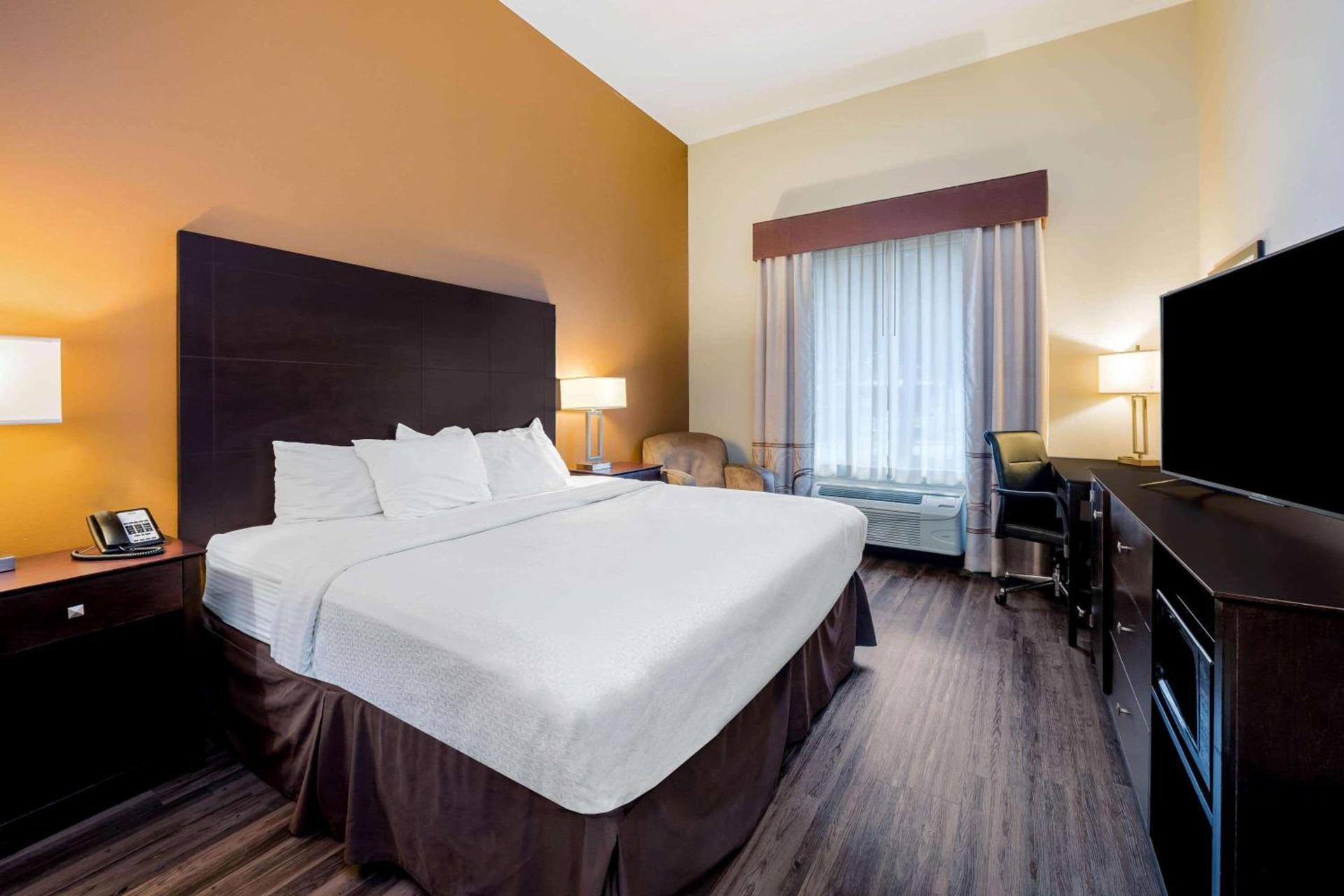 La Quinta by Wyndham Marshall photo 25