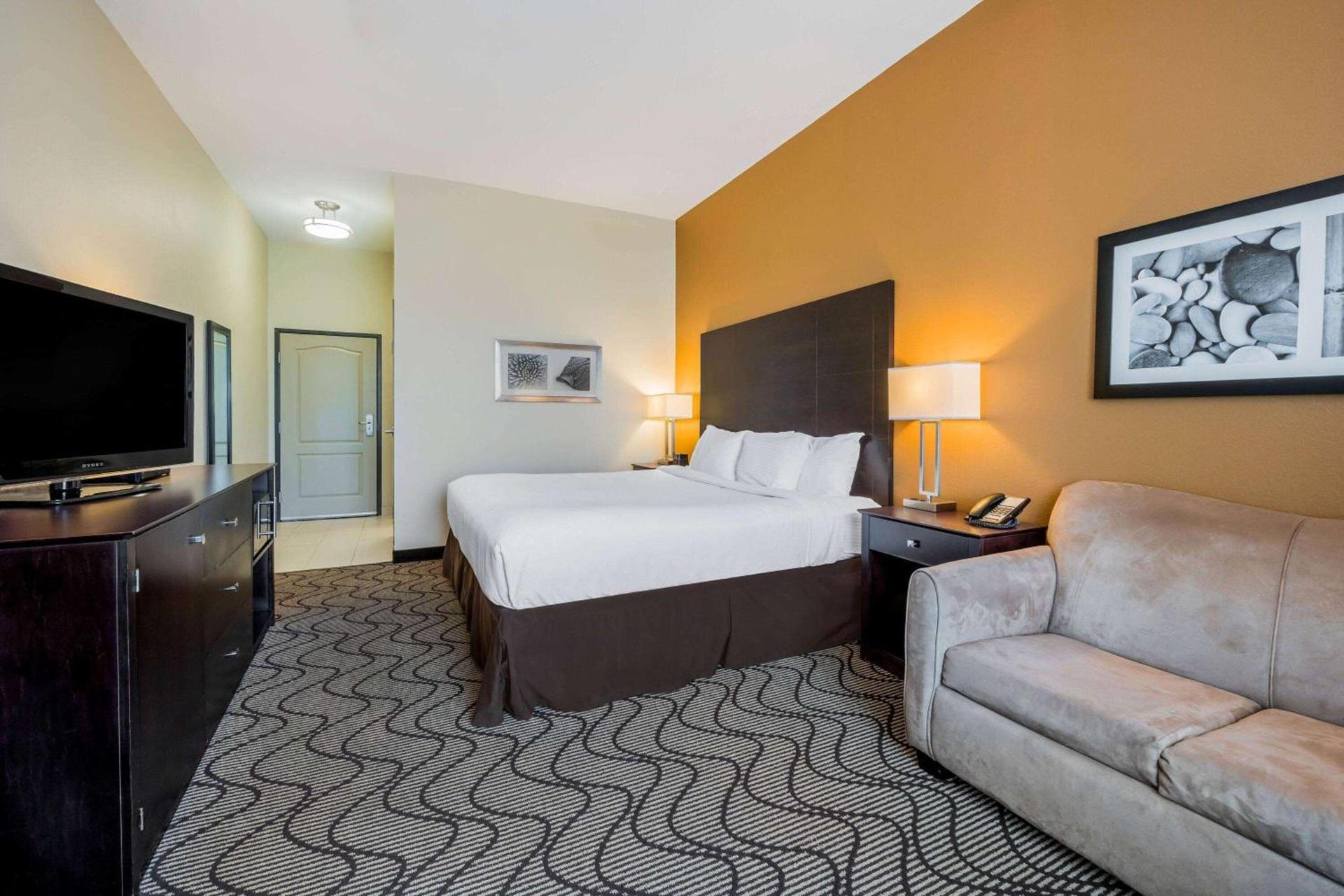 La Quinta by Wyndham Marshall photo 23