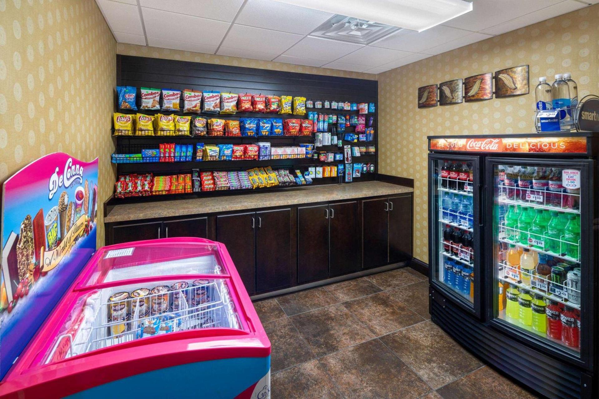 La Quinta by Wyndham Warner Robins - Robins AFB photo 37