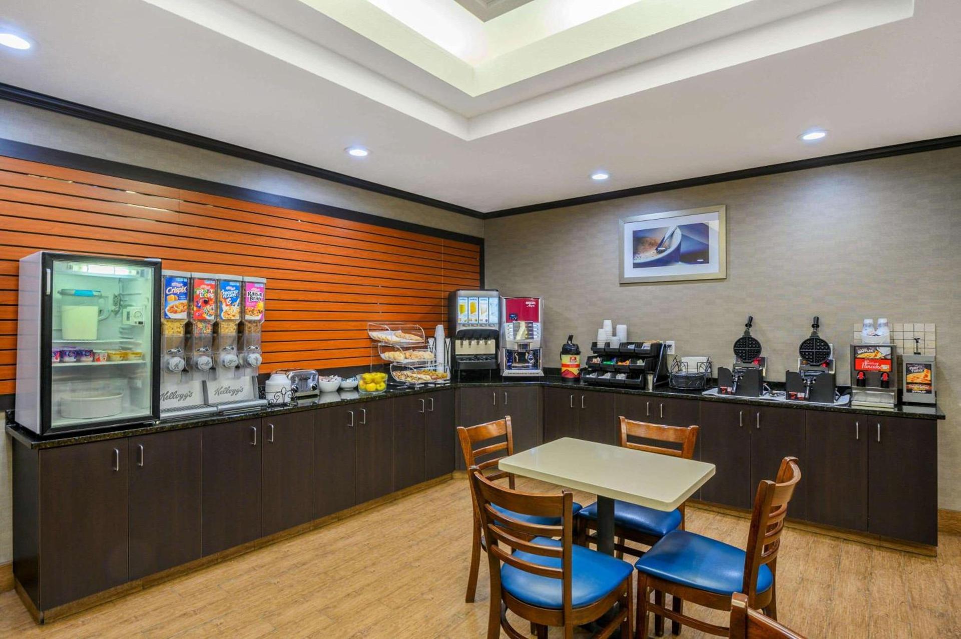 La Quinta Inn & Suites Casino and Bar by Wyndham Glendive photo 38