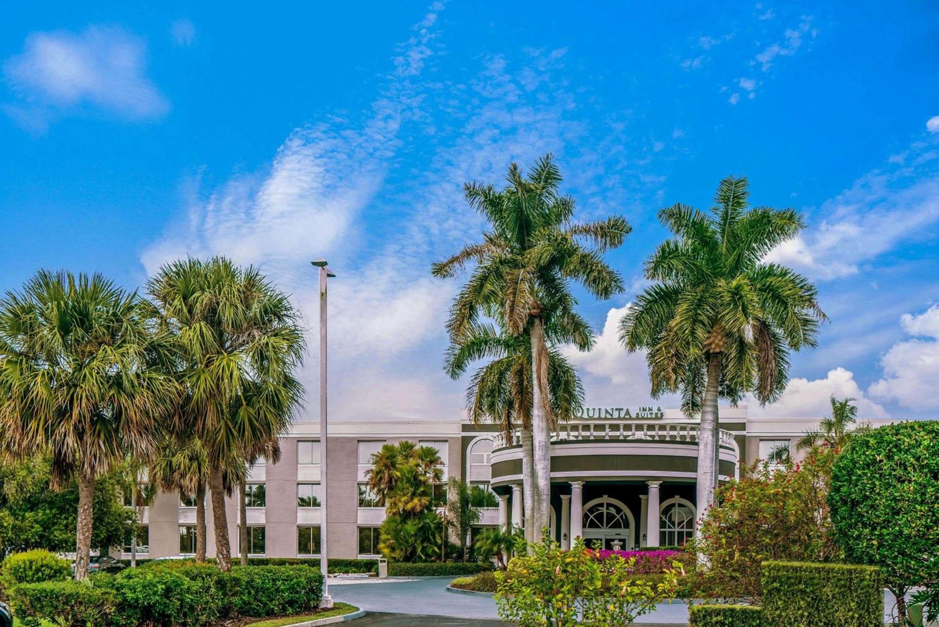 La Quinta by Wyndham Naples Downtown photo 7