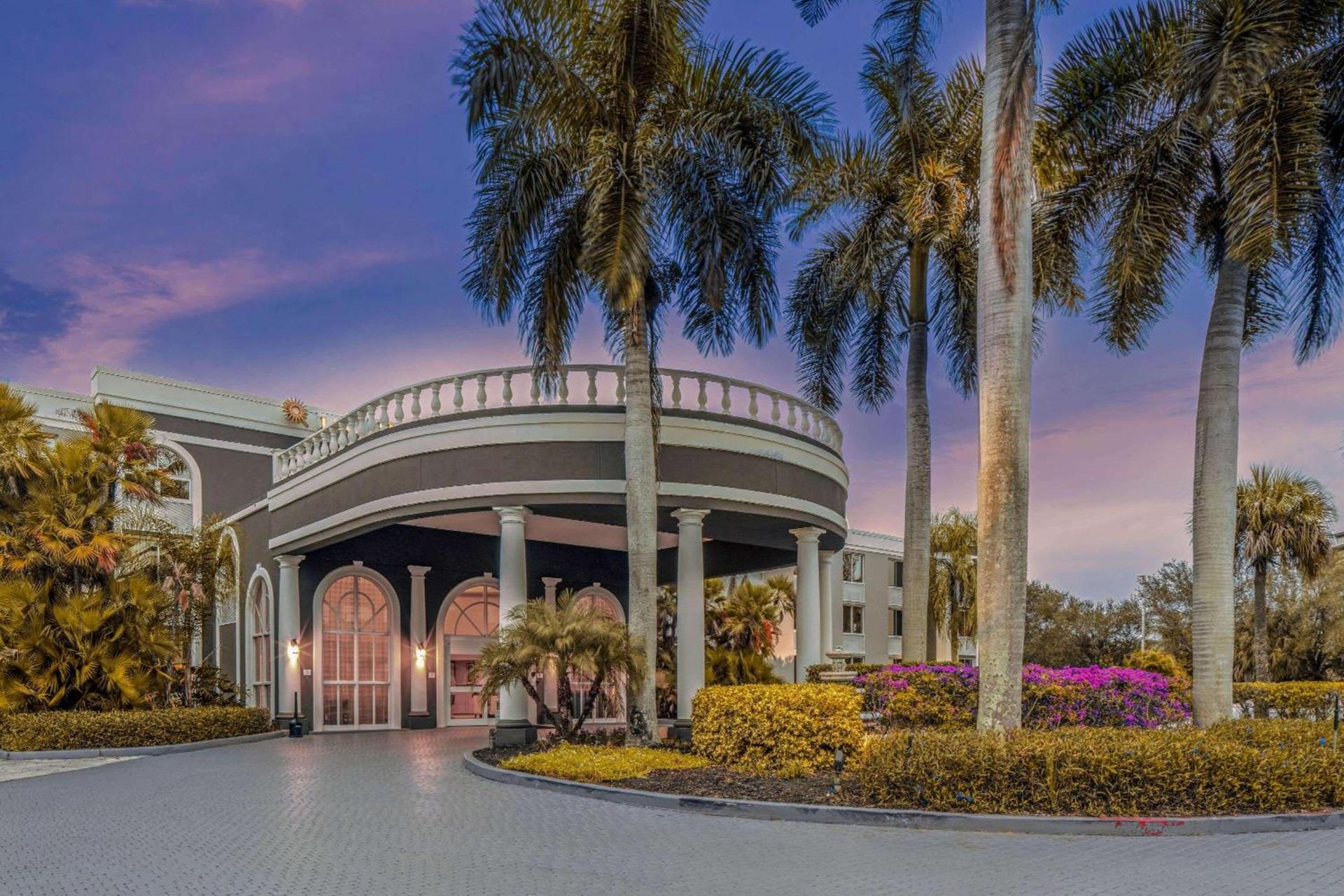 La Quinta by Wyndham Naples Downtown photo 8
