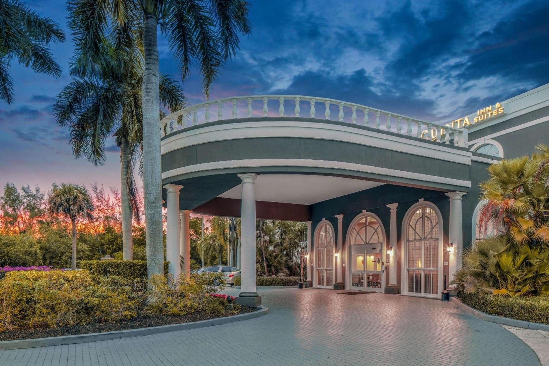 La Quinta by Wyndham Naples Downtown photo 9