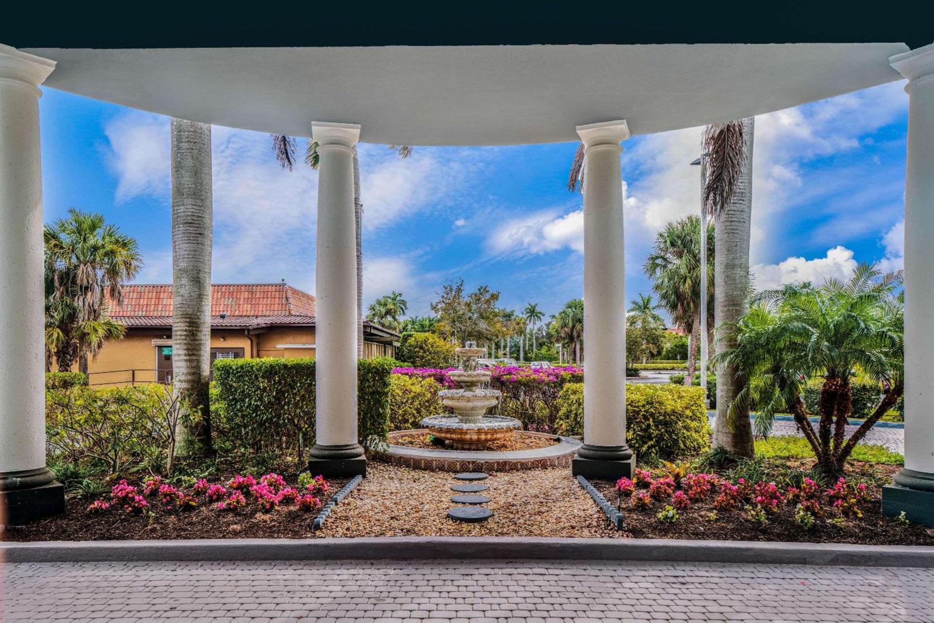La Quinta by Wyndham Naples Downtown photo 3