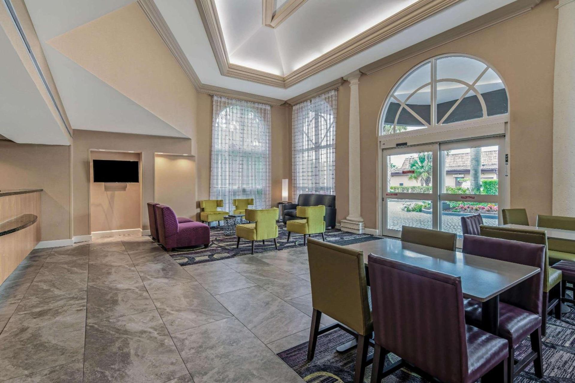 La Quinta by Wyndham Naples Downtown photo 4