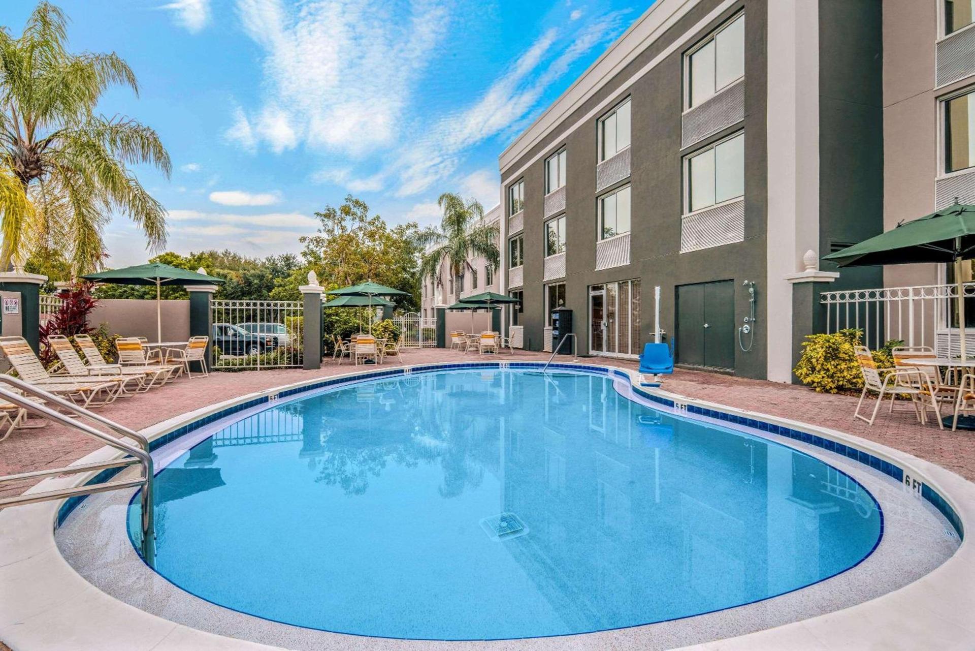 La Quinta by Wyndham Naples Downtown photo 2