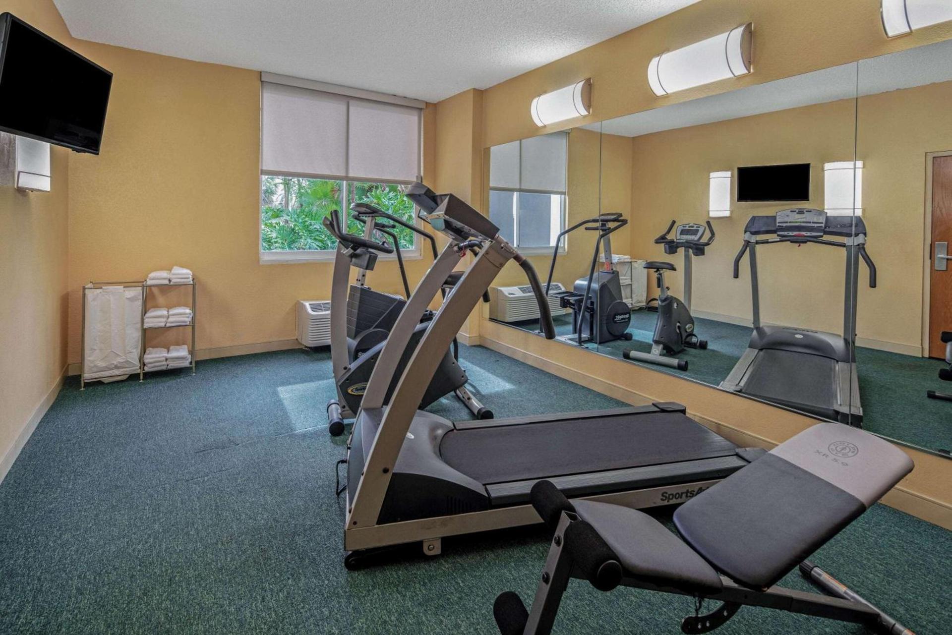 La Quinta by Wyndham Naples Downtown photo 13