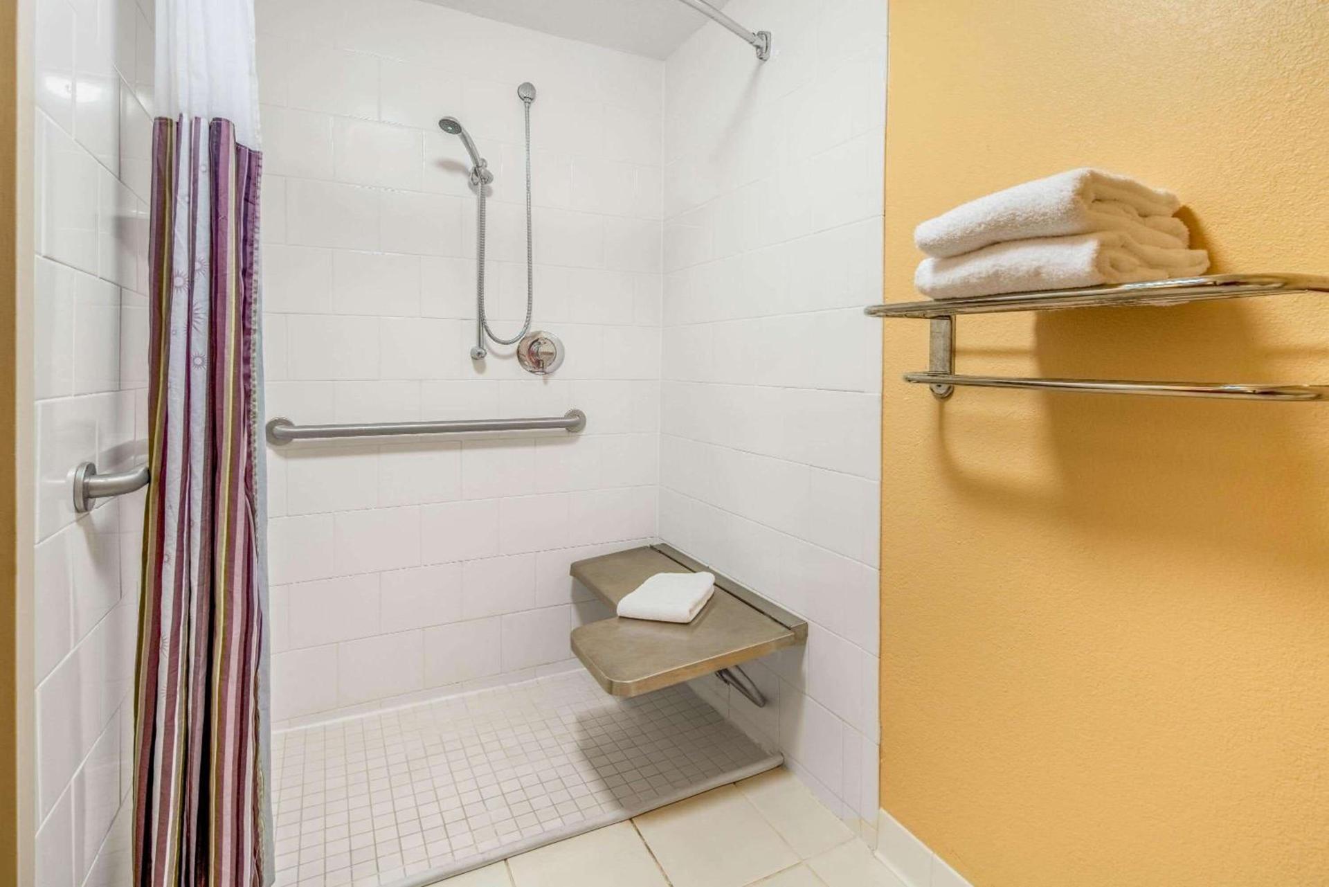 La Quinta by Wyndham Naples Downtown photo 15