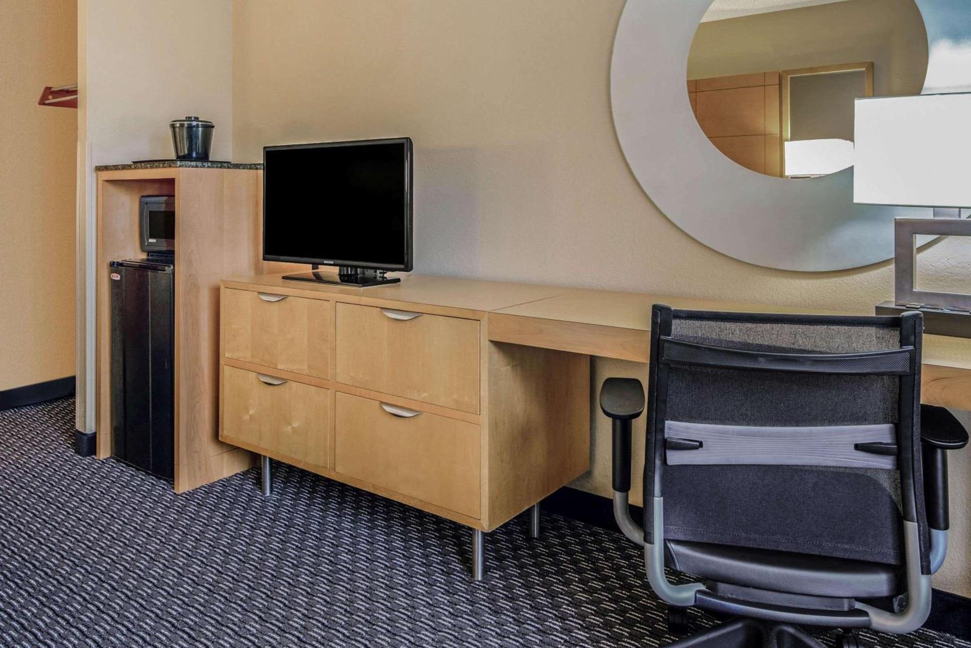 La Quinta by Wyndham Naples Downtown photo 17