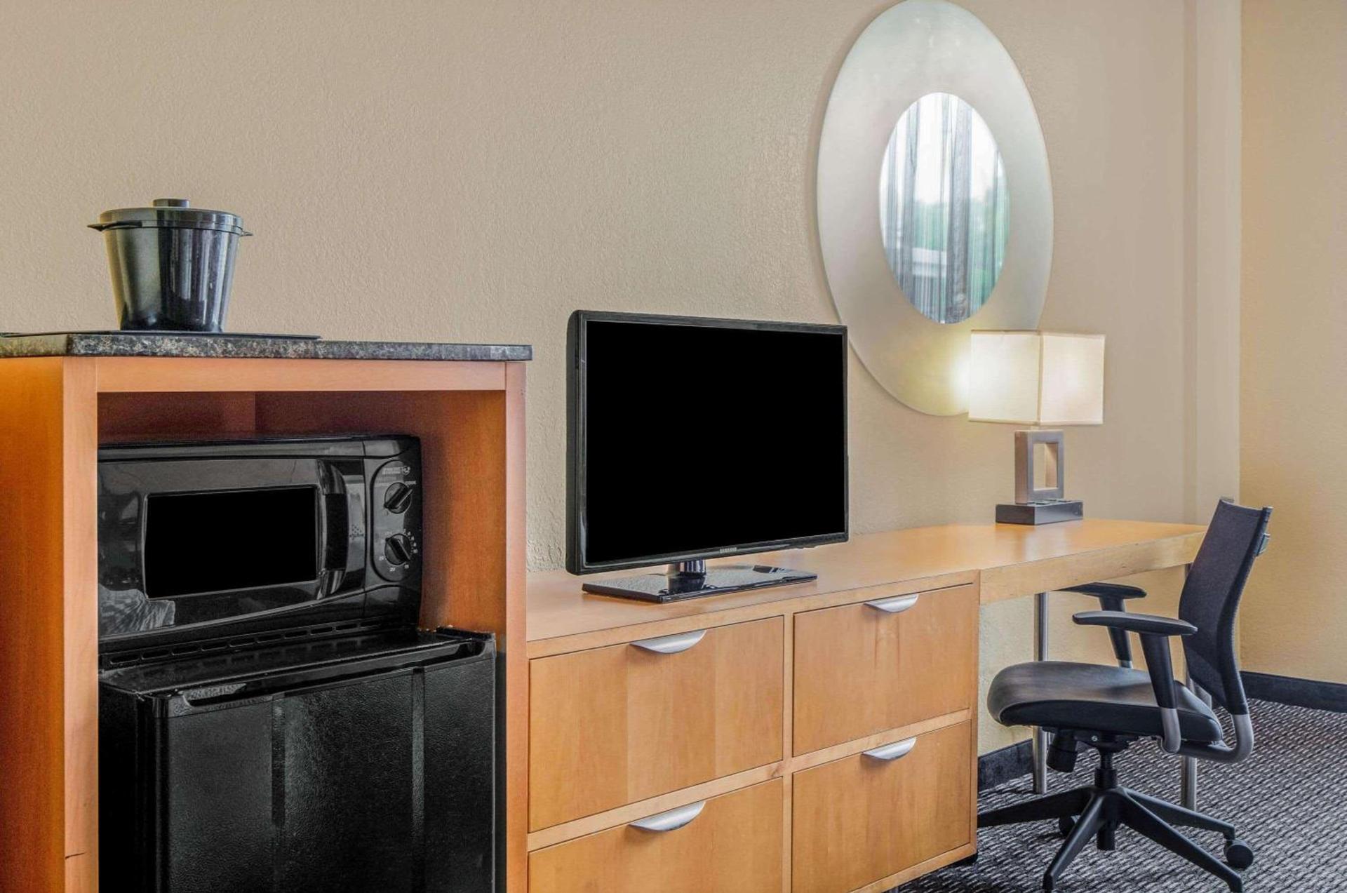 La Quinta by Wyndham Naples Downtown photo 18