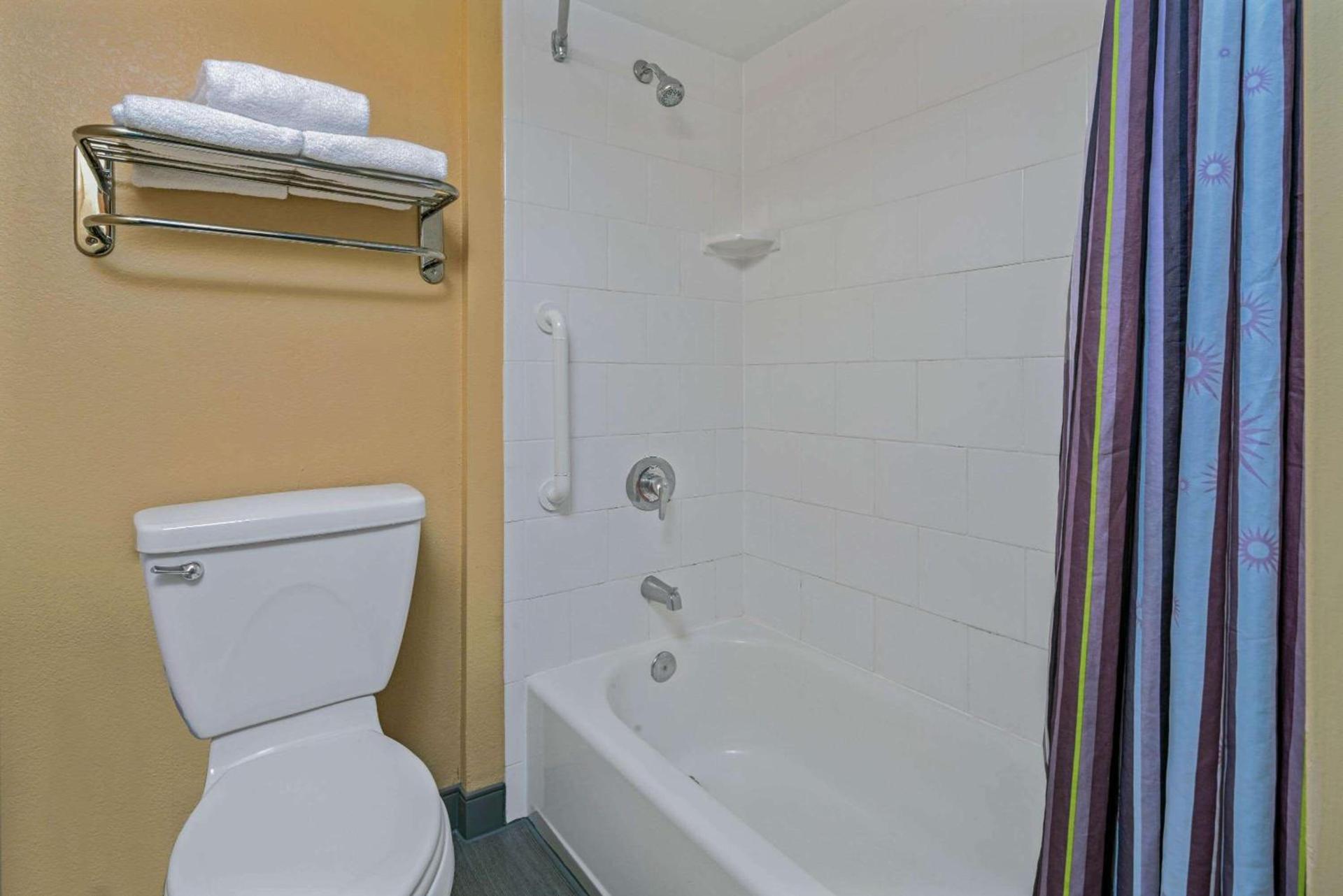 La Quinta by Wyndham Naples Downtown photo 19