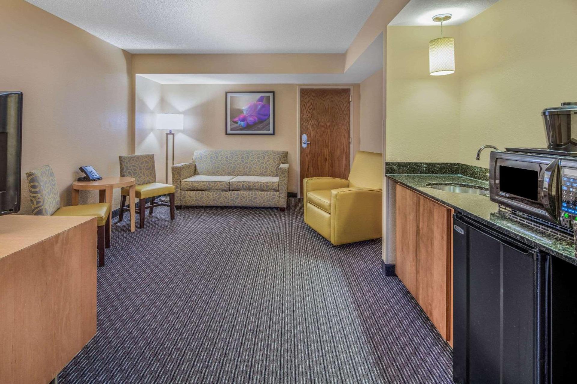La Quinta by Wyndham Naples Downtown photo 21