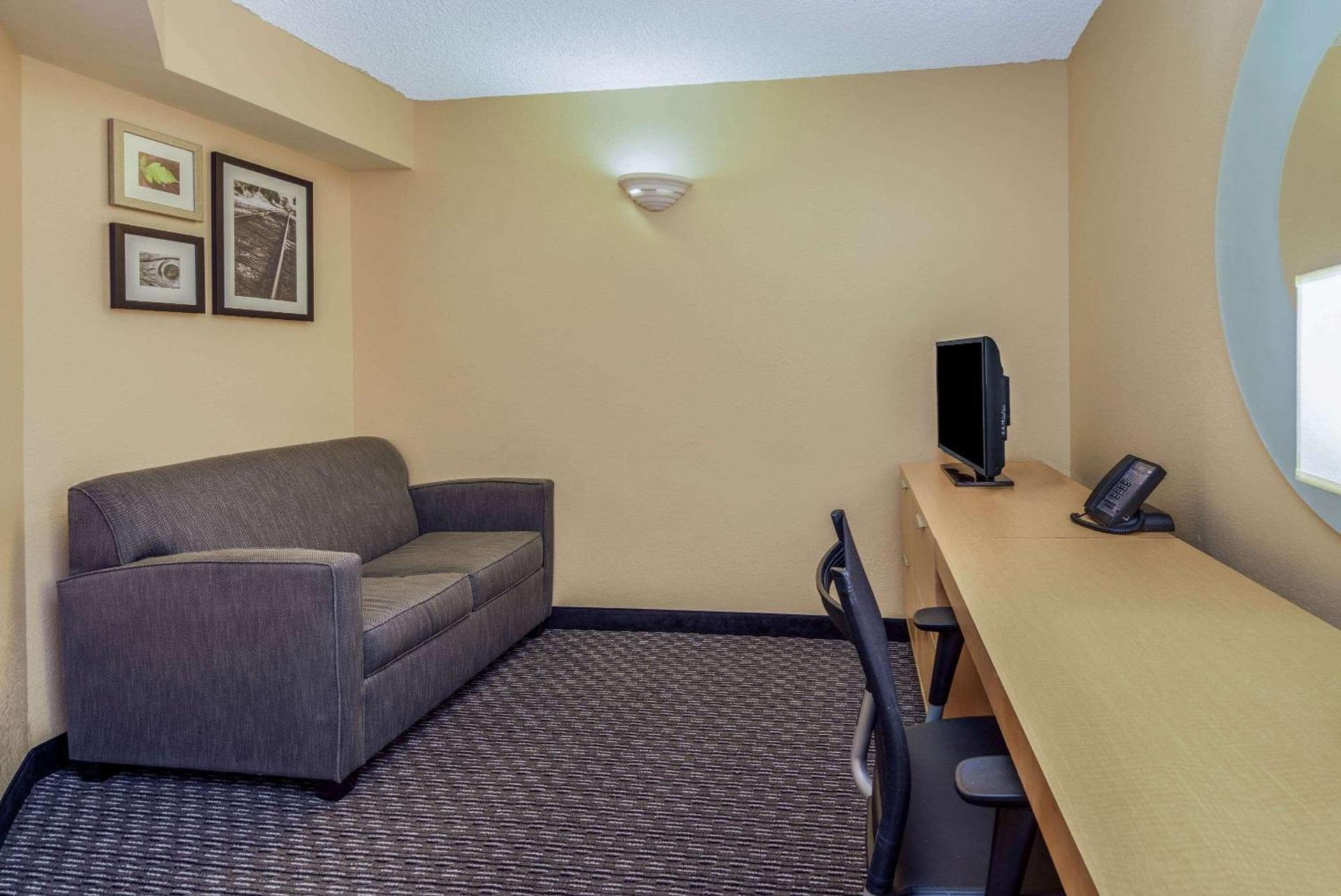 La Quinta by Wyndham Naples Downtown photo 23