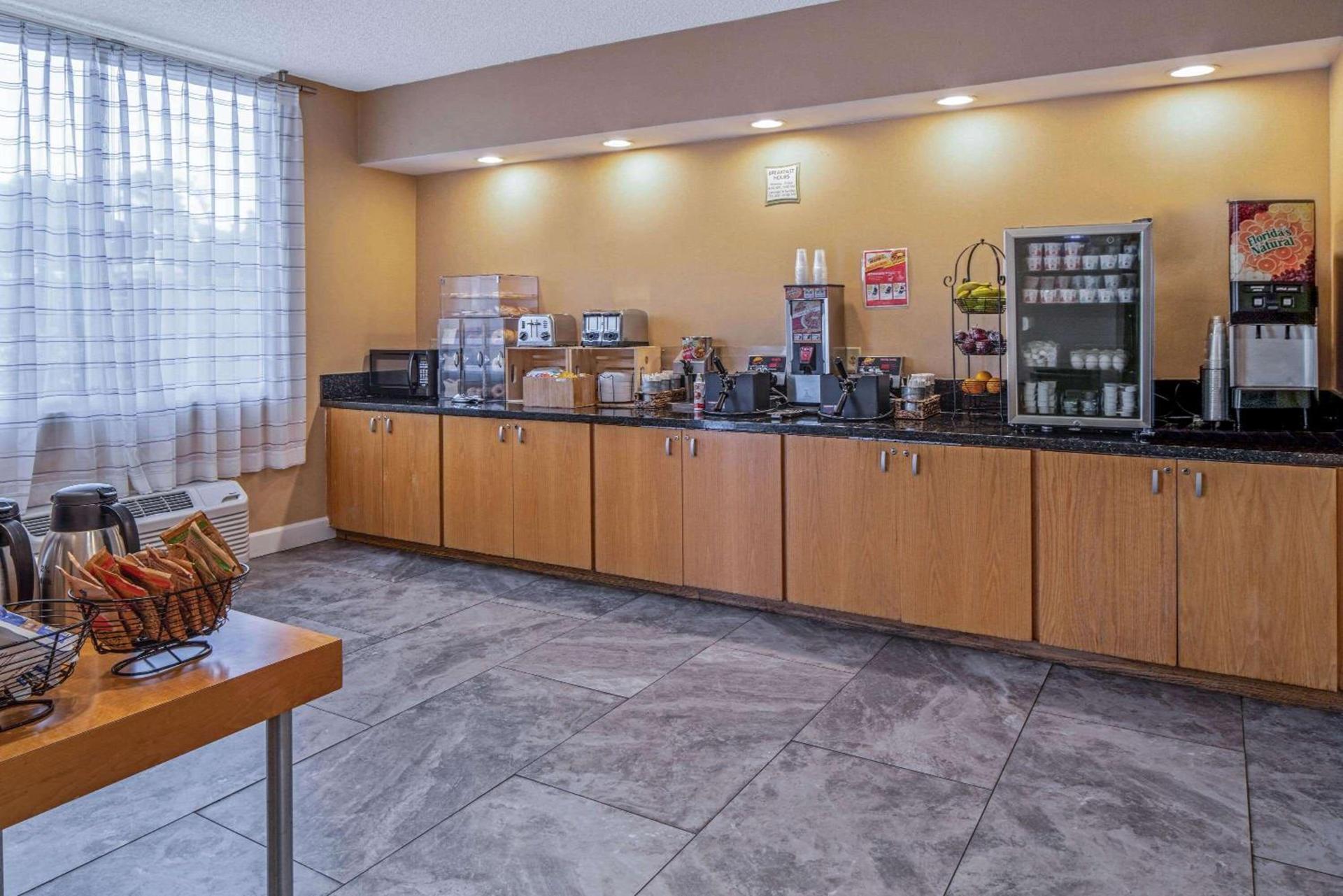La Quinta by Wyndham Naples Downtown photo 25