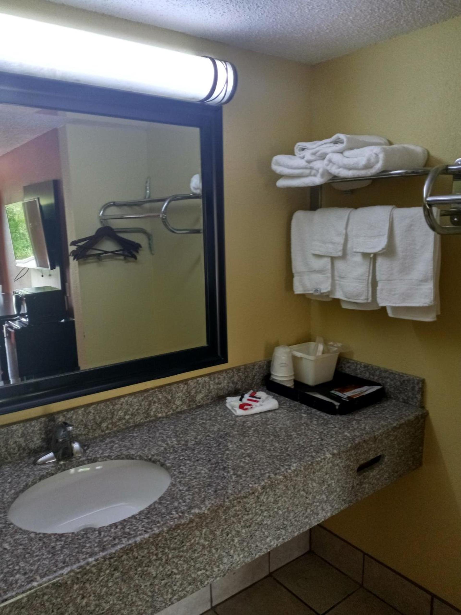 Super 8 by Wyndham Tulsa - Route 66 photo 12