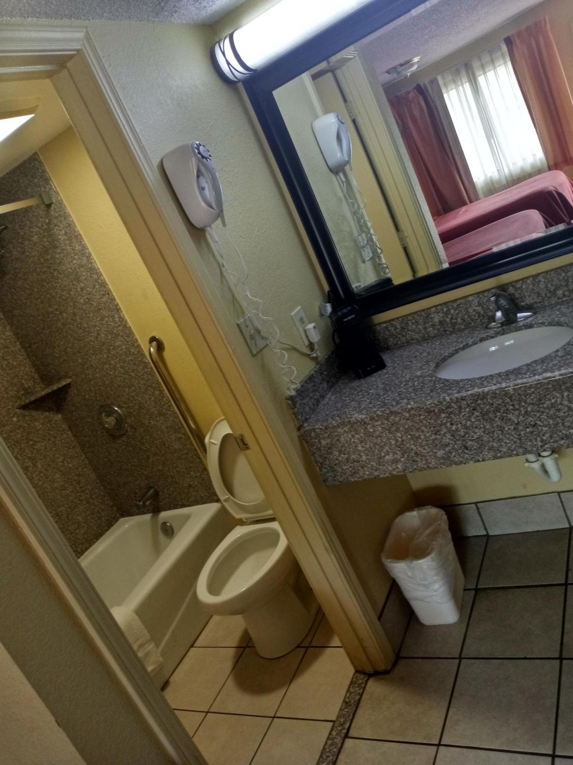 Super 8 by Wyndham Tulsa - Route 66 photo 11