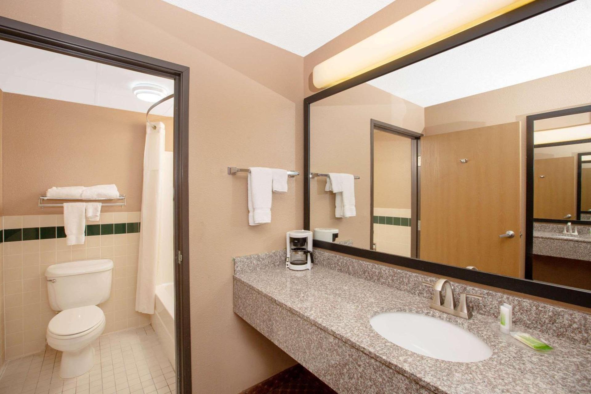 AmericInn by Wyndham Coralville photo 12
