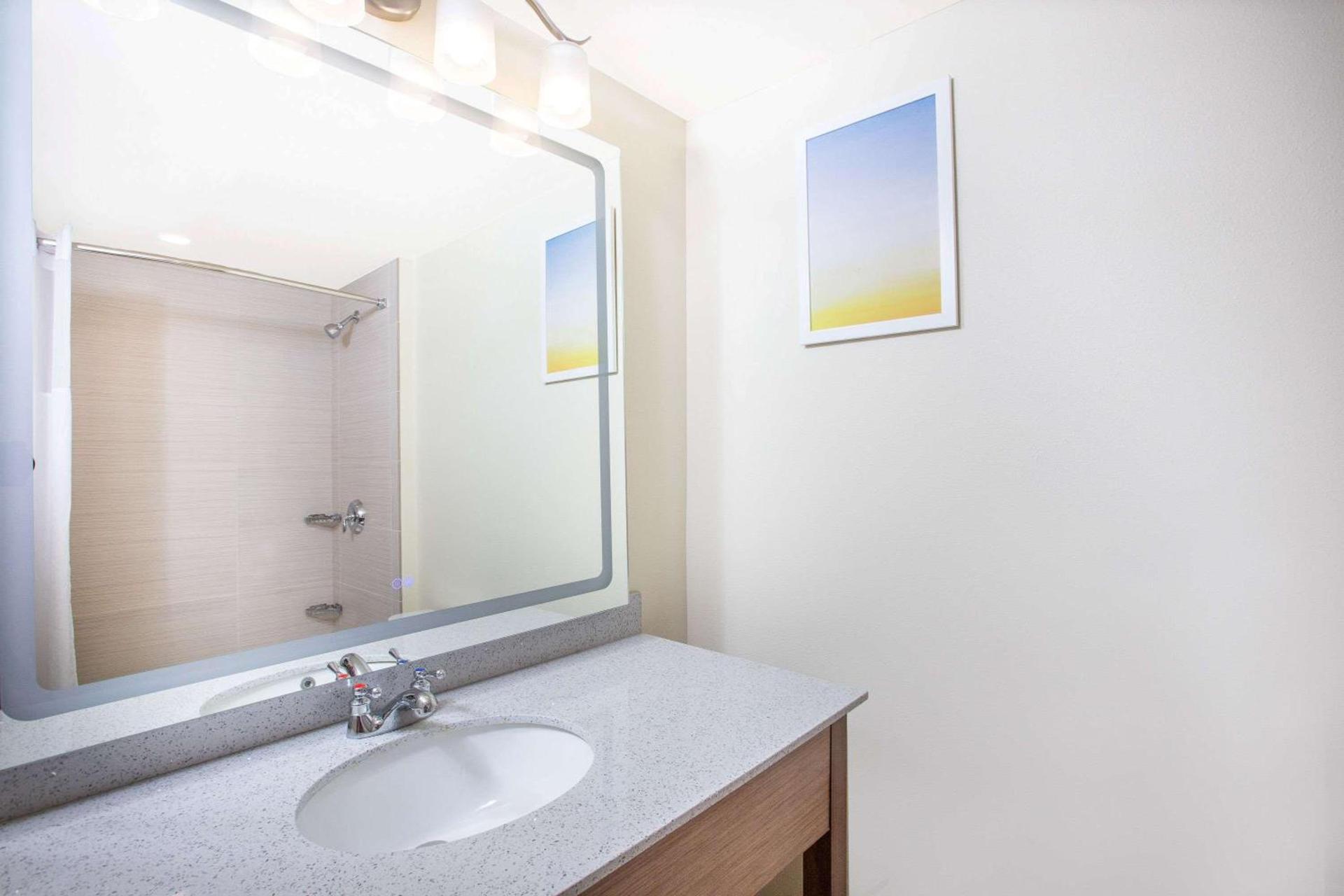 Days Inn & Suites by Wyndham Kearney NE photo 11