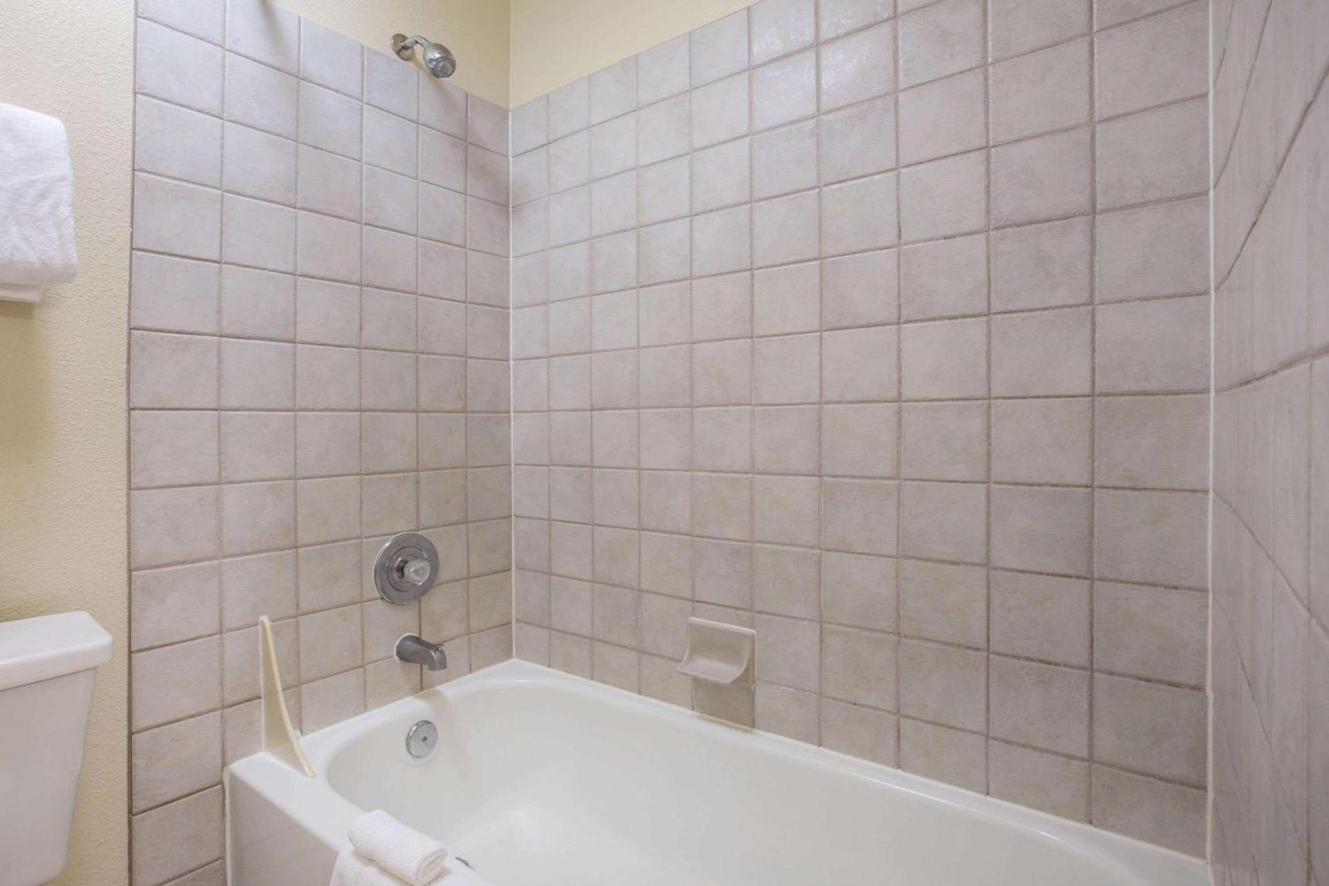 Baymont by Wyndham Yakima Riverfront photo 46