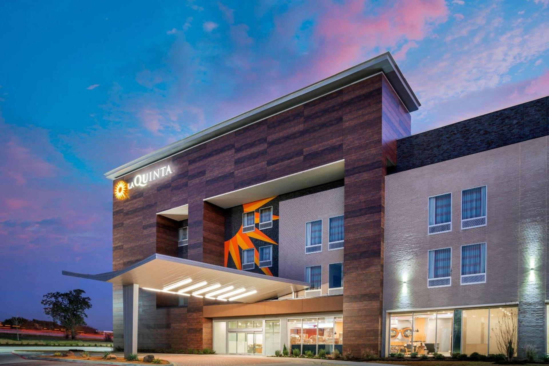 La Quinta Inn & Suites by Wyndham Lewisville photo 38