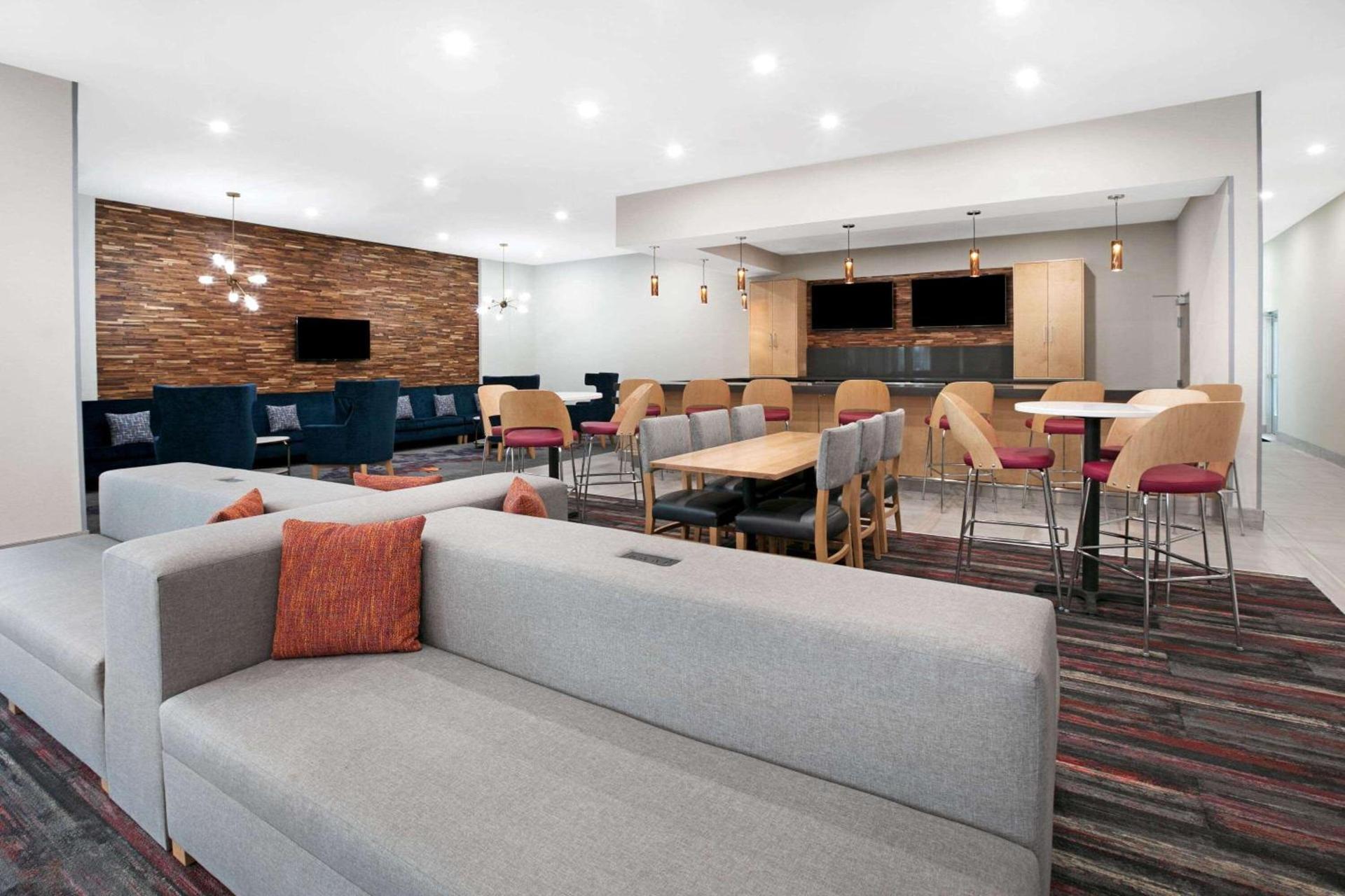La Quinta Inn & Suites by Wyndham Lewisville photo 40