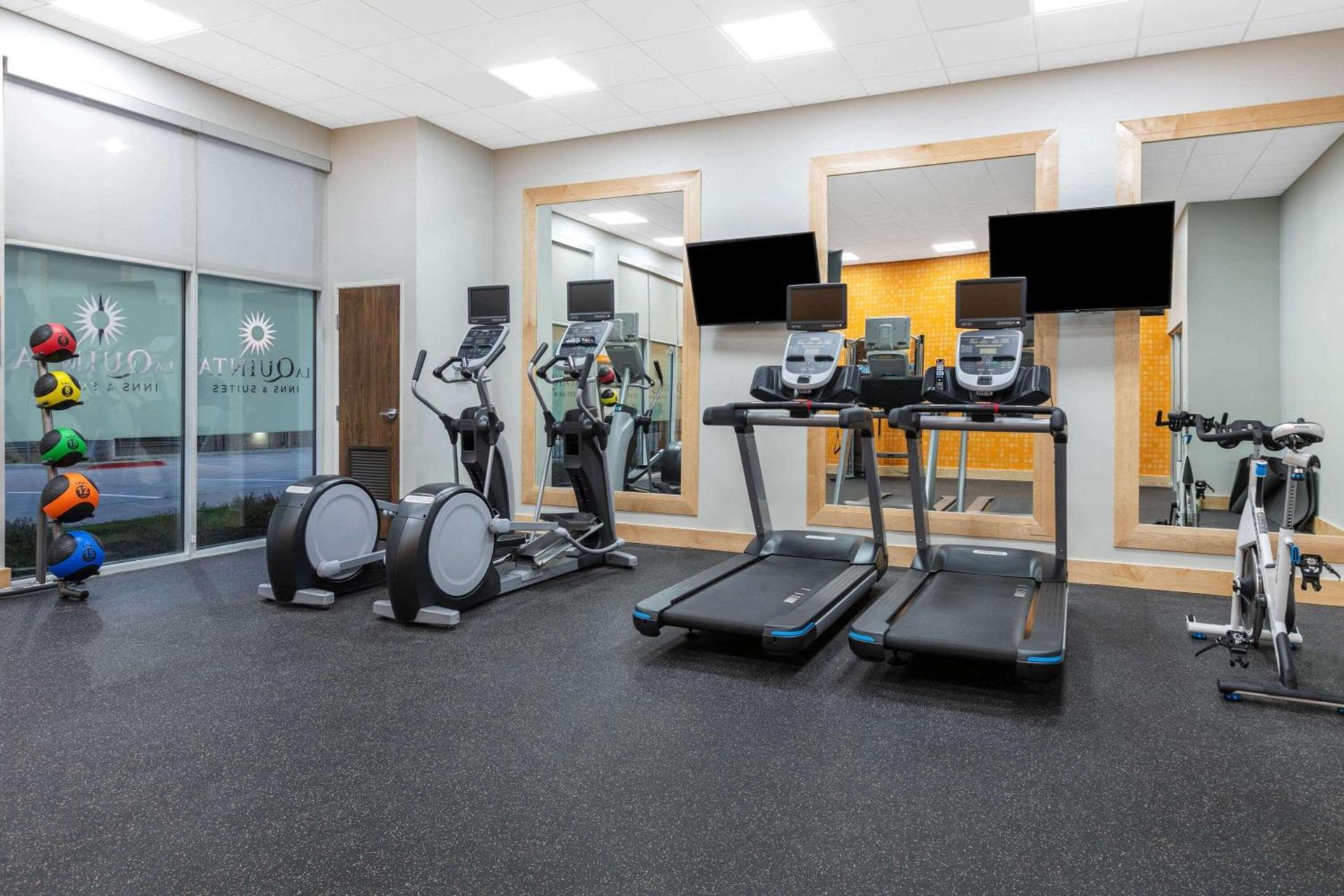 La Quinta Inn & Suites by Wyndham Lewisville photo 41