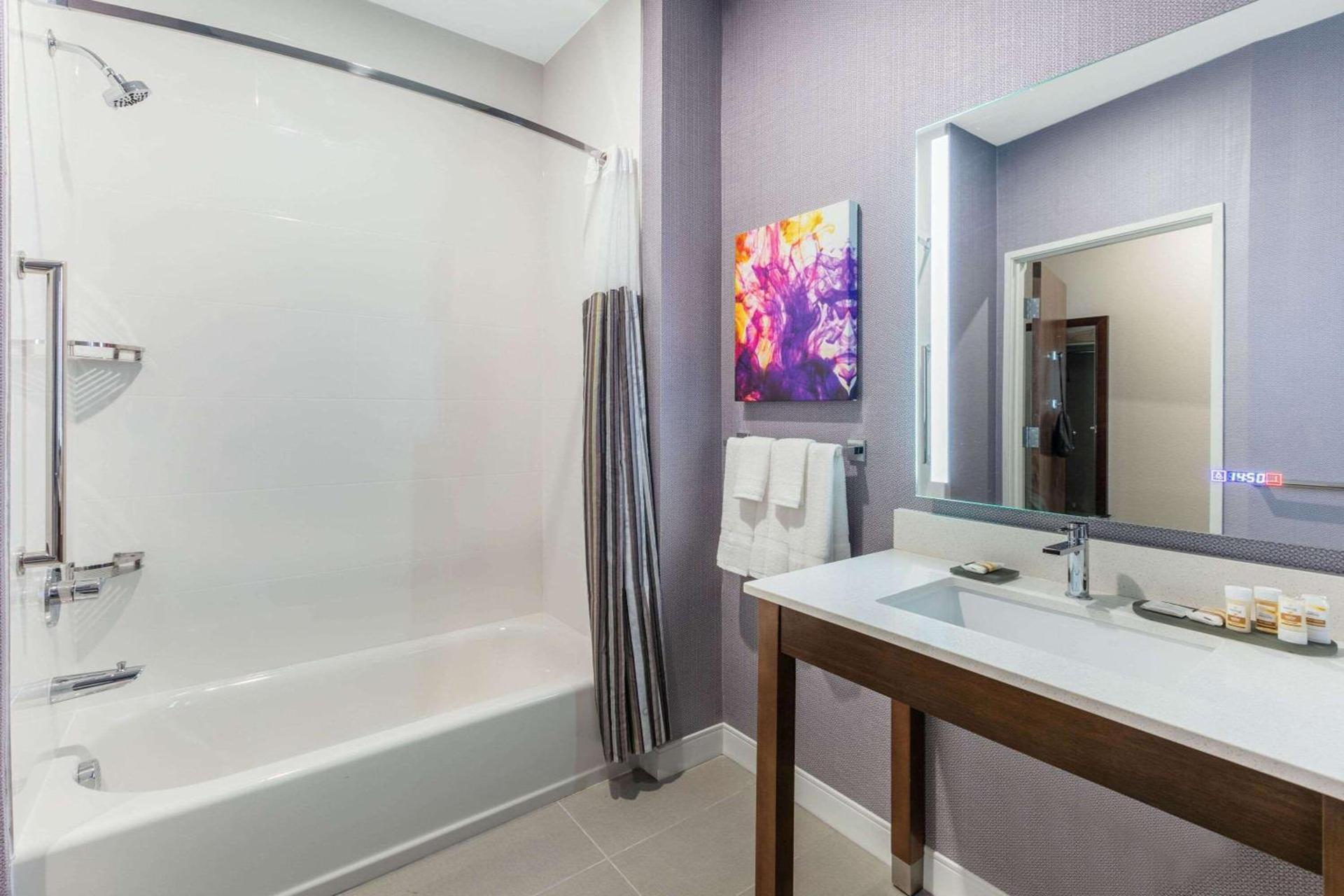 La Quinta Inn & Suites by Wyndham Lewisville photo 45