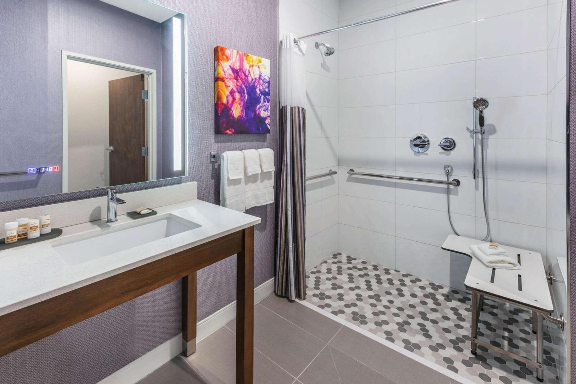 La Quinta Inn & Suites by Wyndham Lewisville photo 46