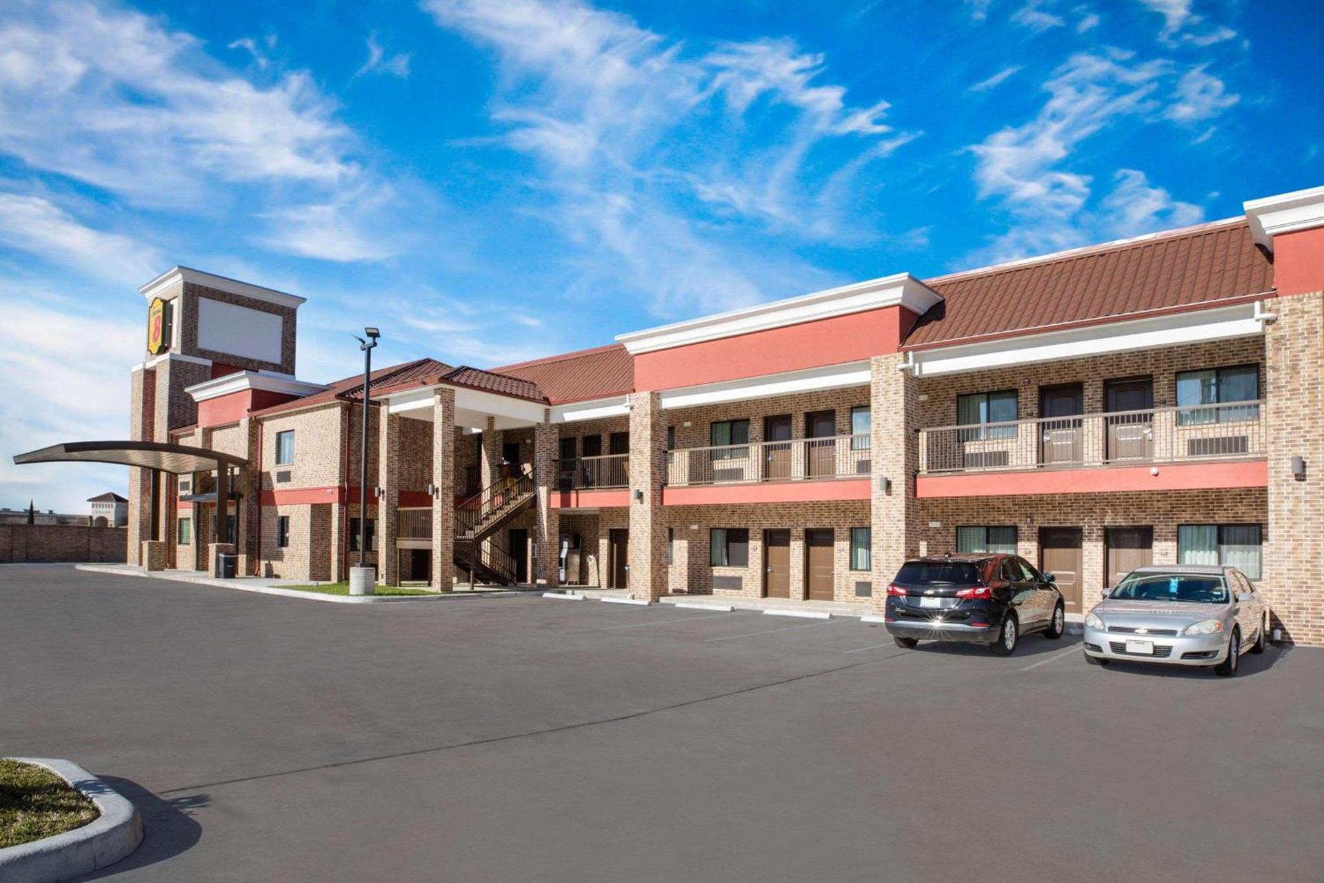 Super 8 by Wyndham Humble Houston Fallcreek — hotel in Humble