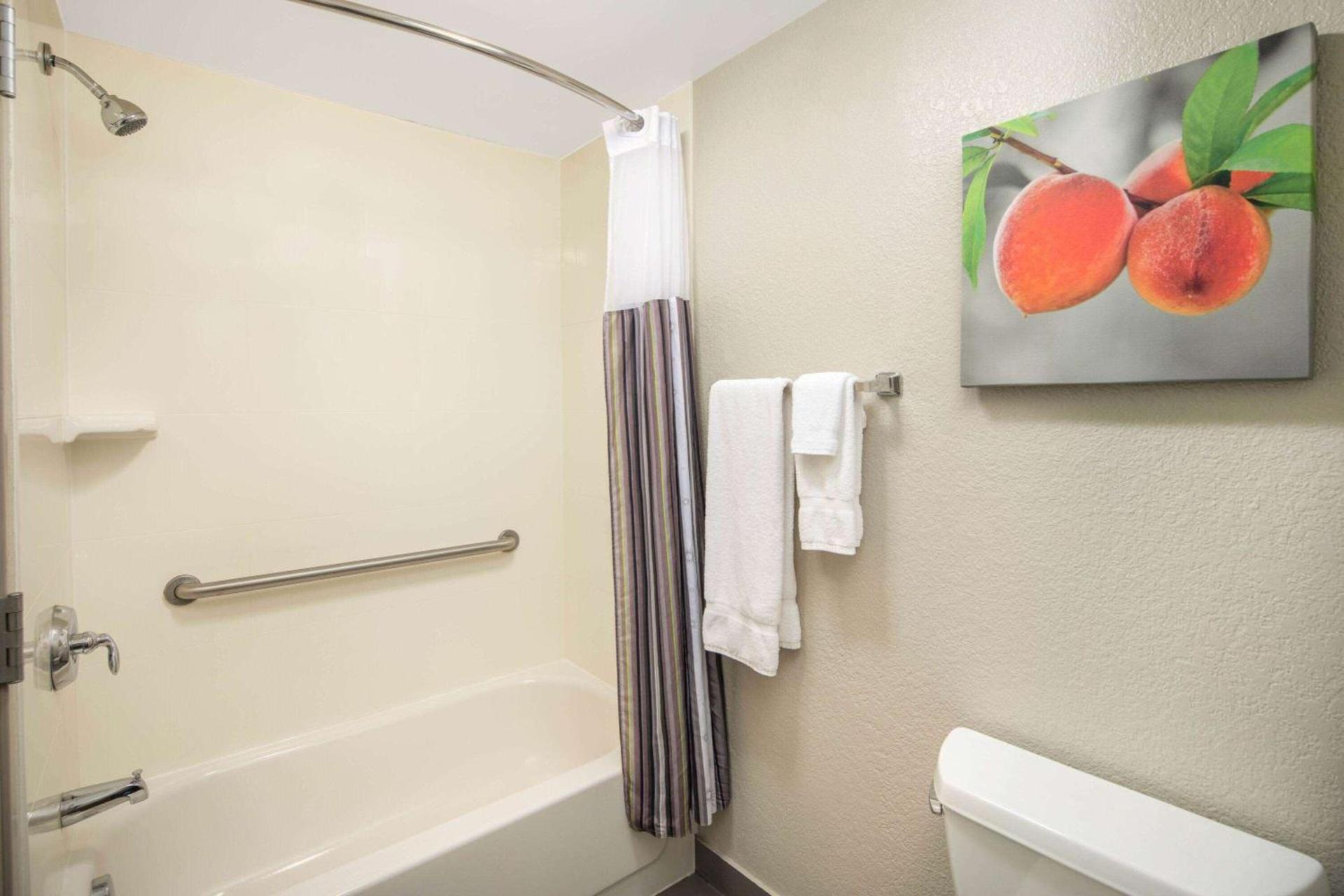 La Quinta by Wyndham Atlanta Airport North photo 31