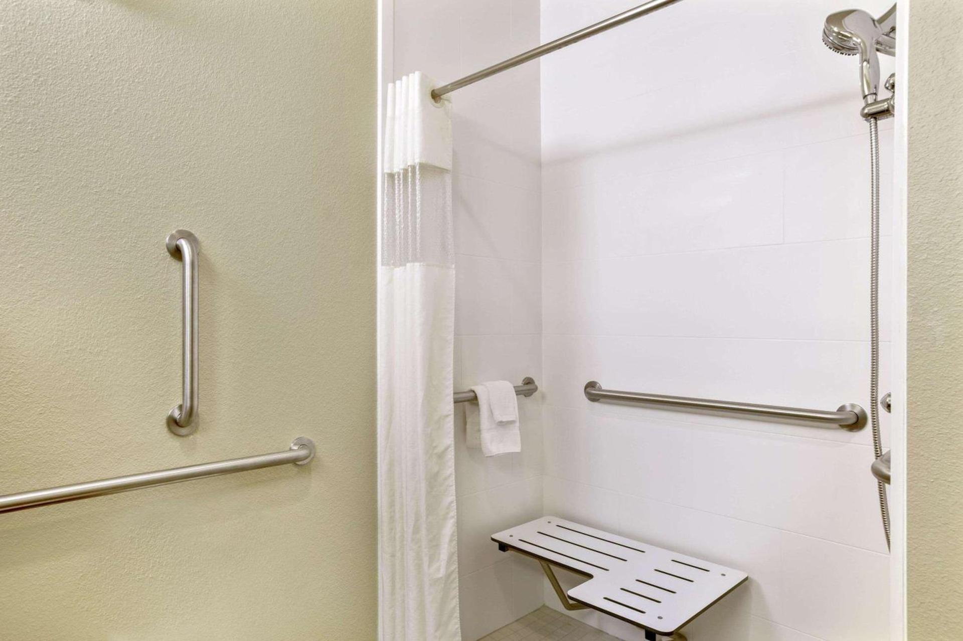 La Quinta by Wyndham Gillette photo 12