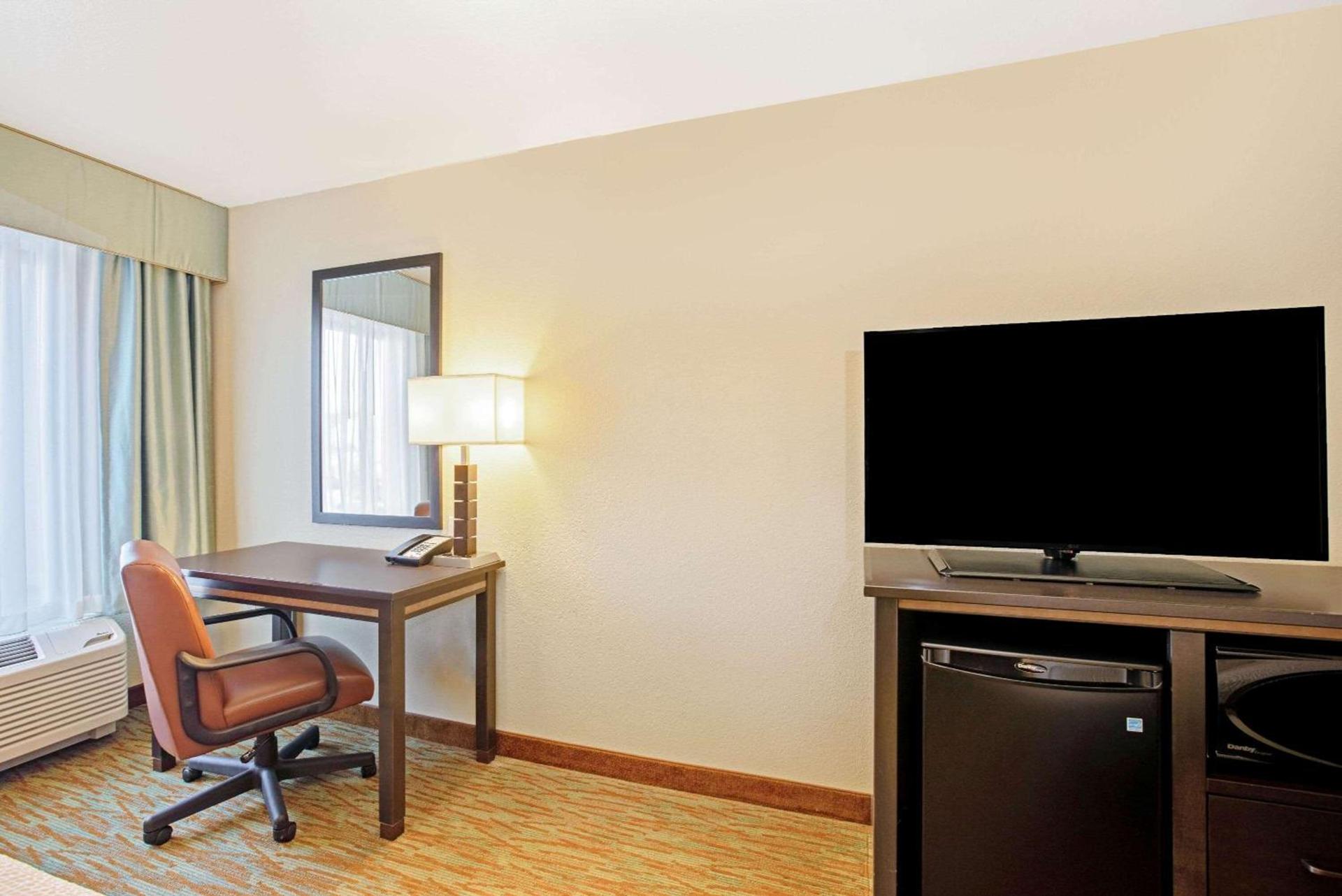 La Quinta by Wyndham Gillette photo 18