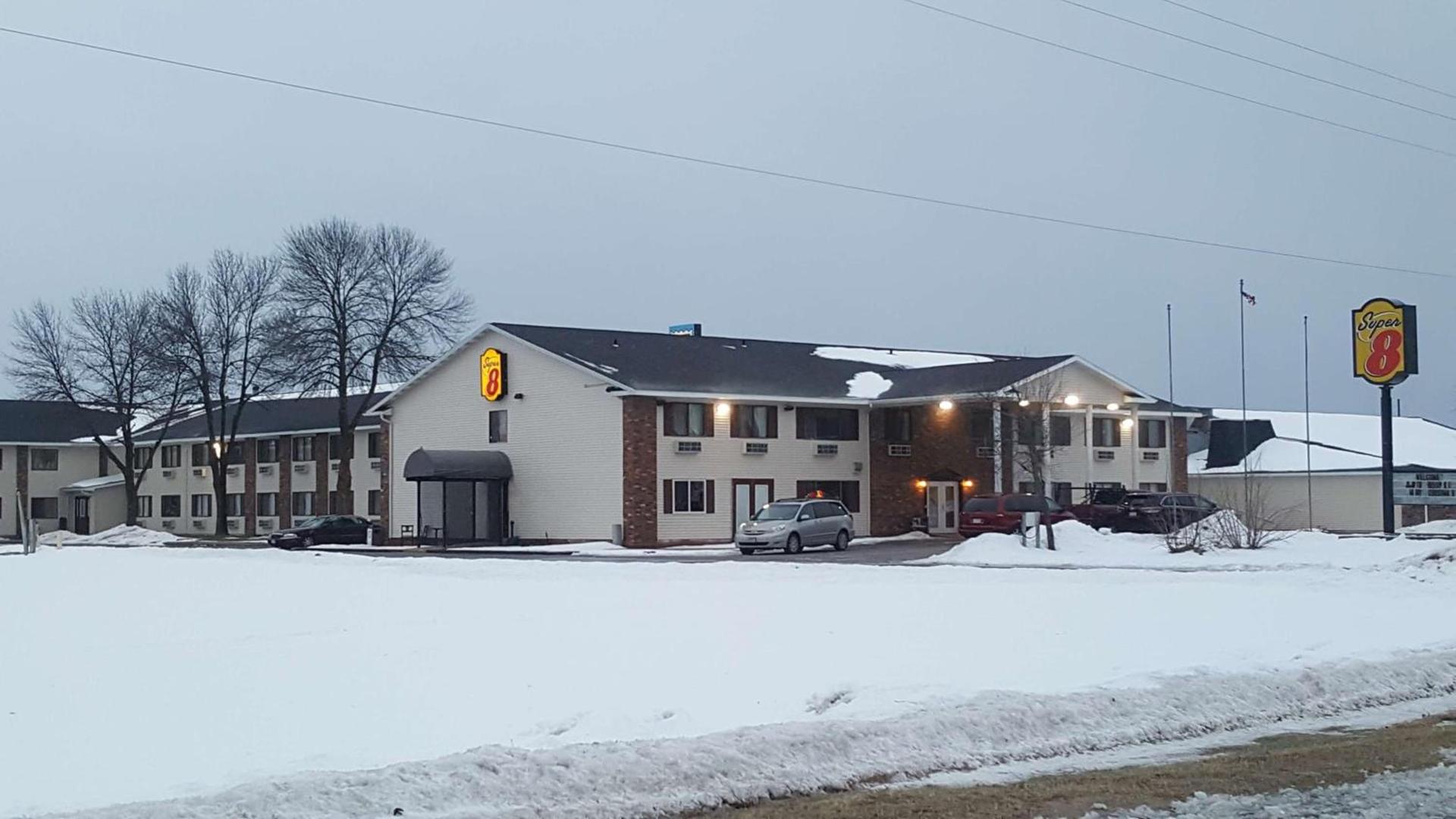 Super 8 by Wyndham Plover Stevens Point Area — hotel in Plover