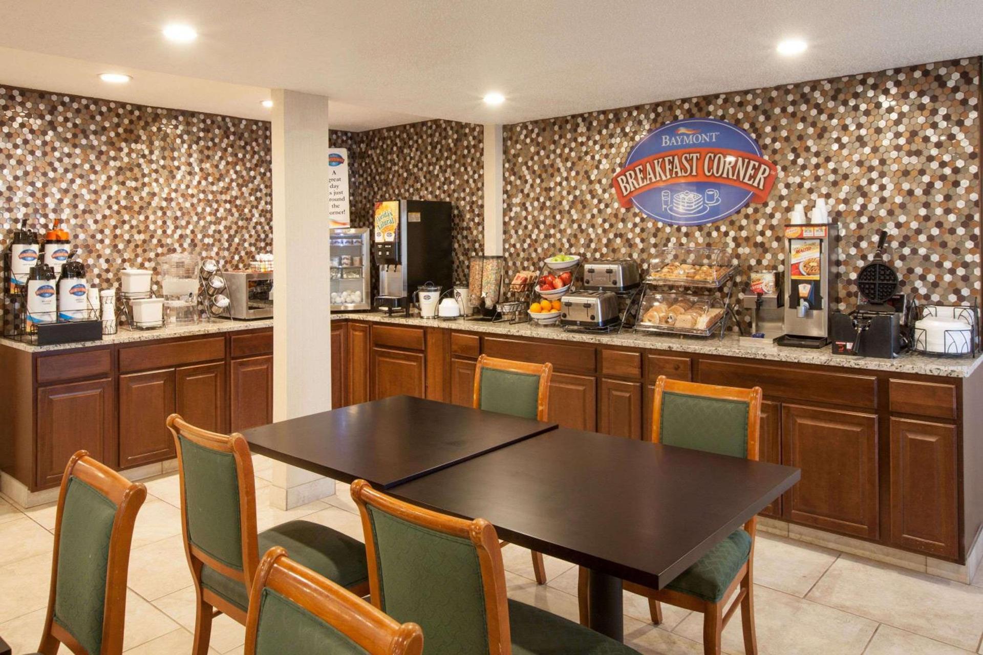Baymont by Wyndham Texarkana photo 70